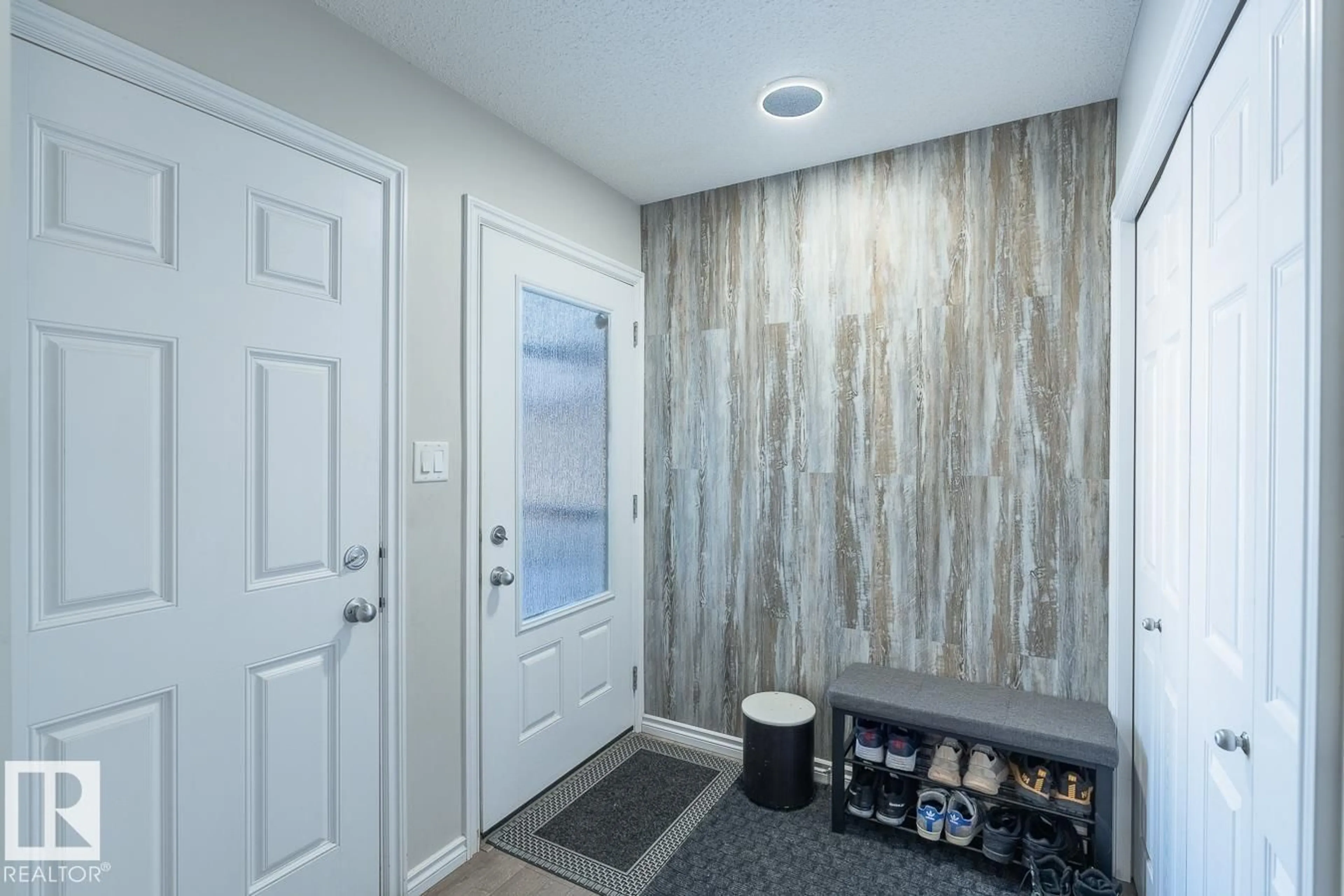 Indoor entryway for 1724 27 ST, Edmonton Alberta T6T2G6
