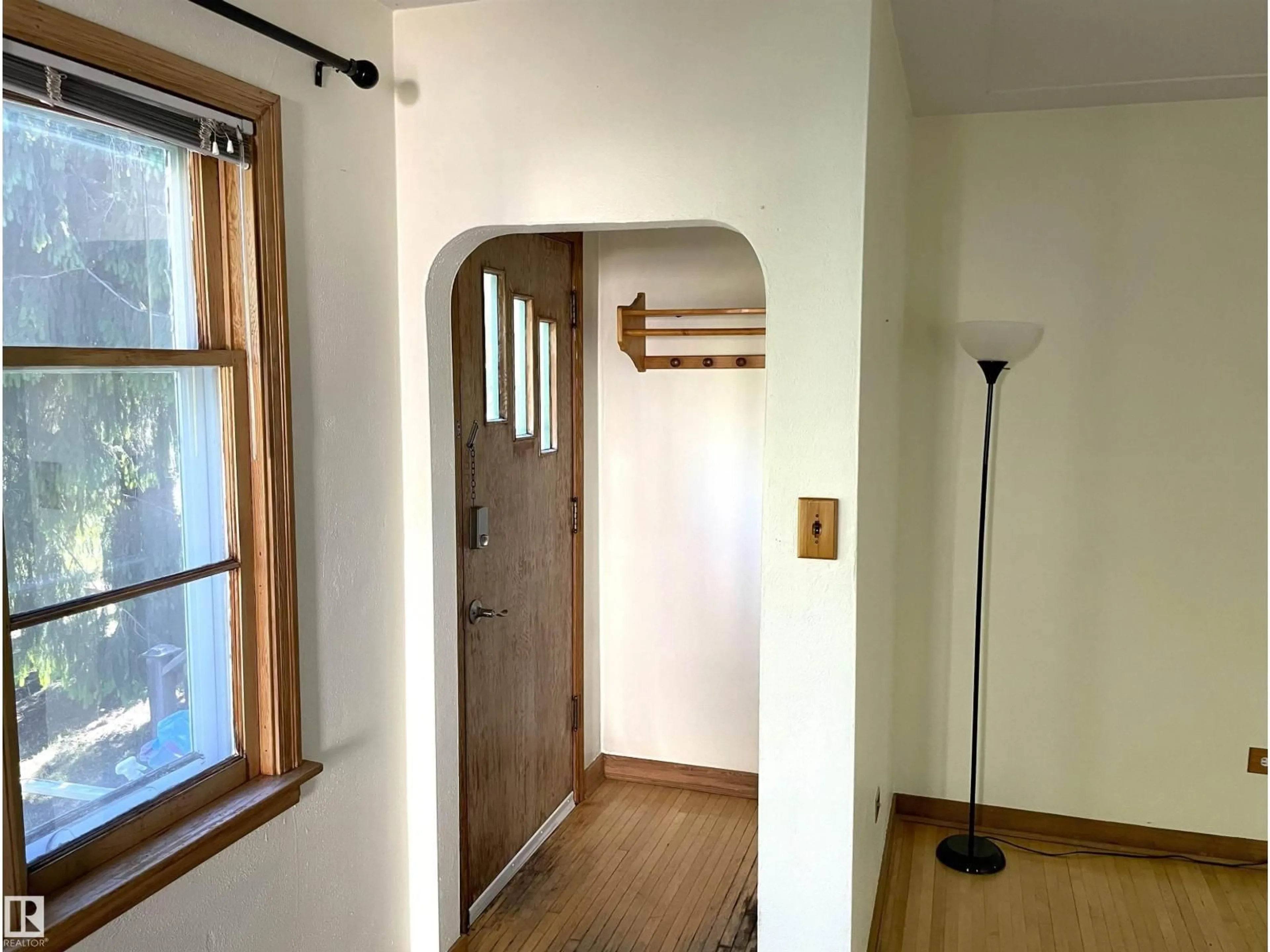 Indoor entryway for 11308 73 AV, Edmonton Alberta T6G0C8