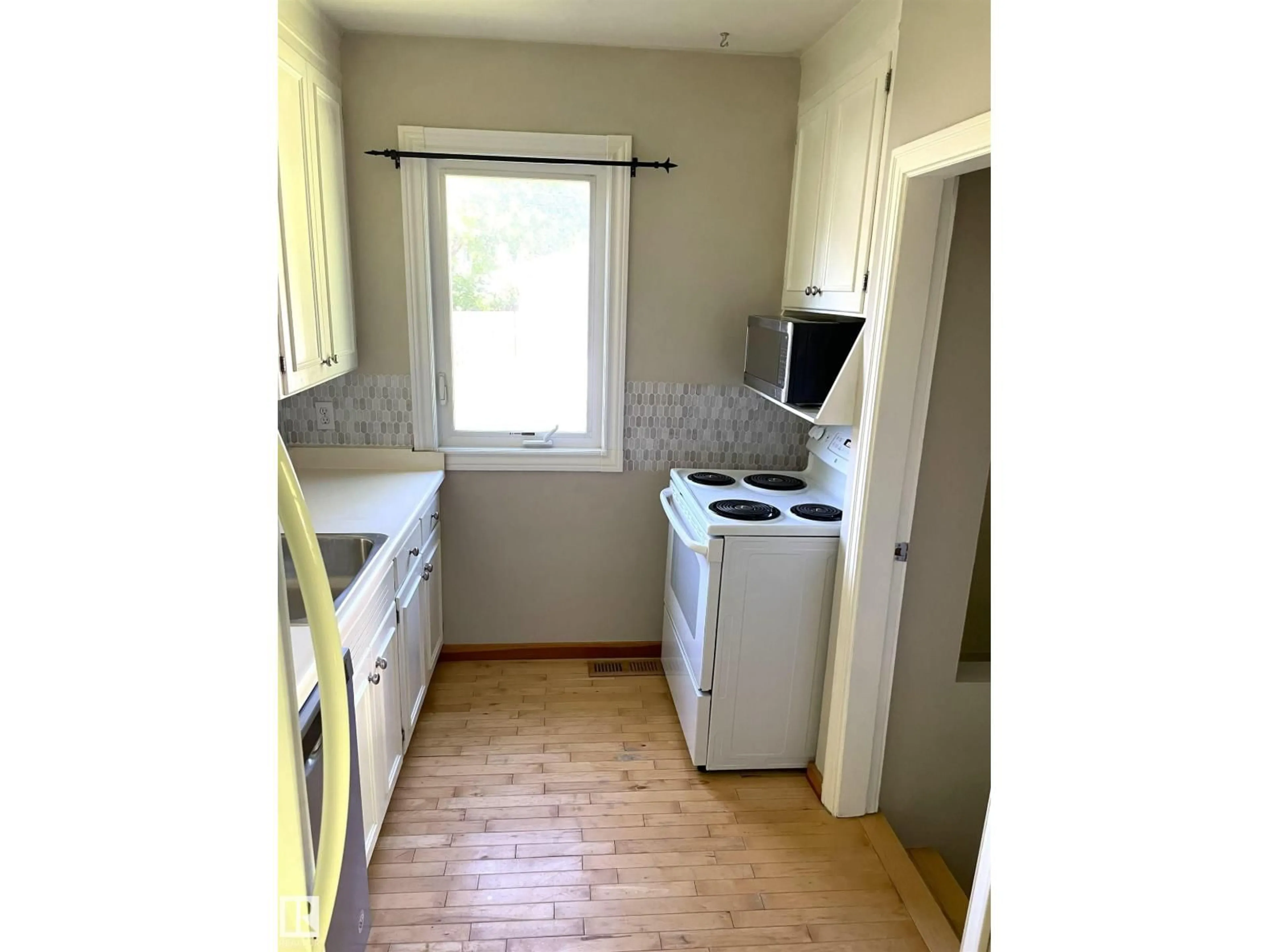 Standard kitchen, unknown for 11308 73 AV, Edmonton Alberta T6G0C8