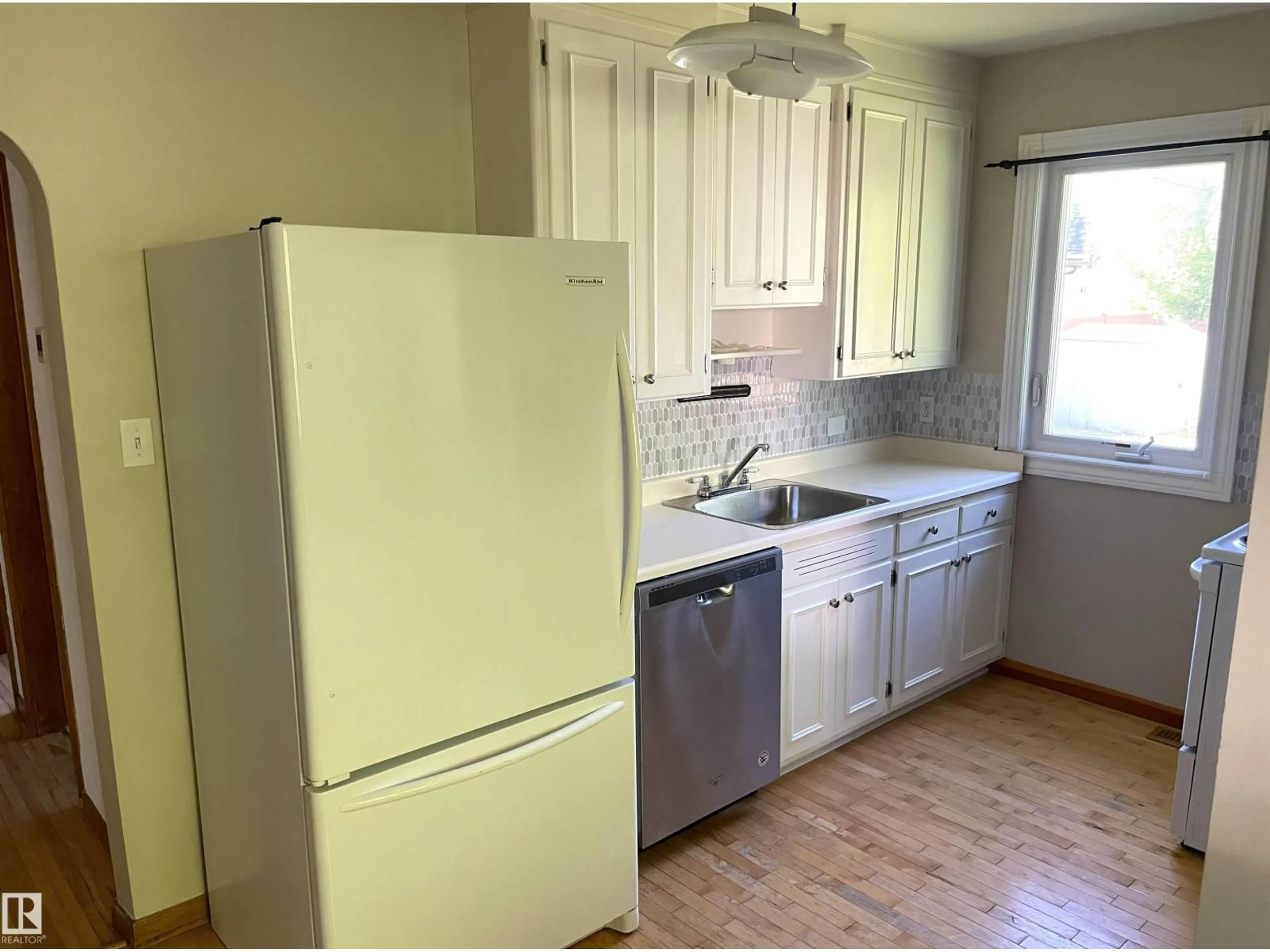Standard kitchen, unknown for 11308 73 AV, Edmonton Alberta T6G0C8