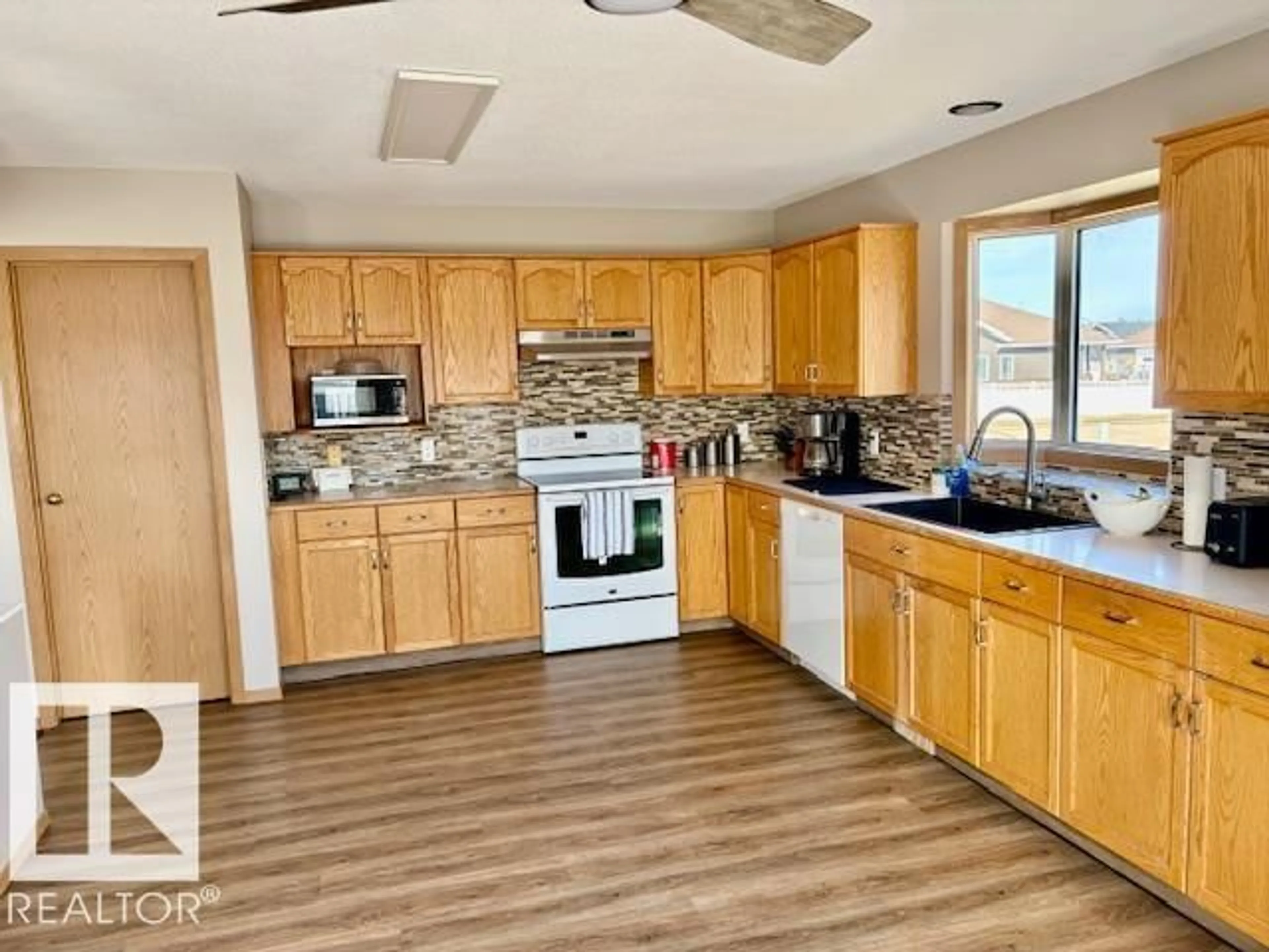 Open concept kitchen, unknown for 5609 45A ST, Vegreville Alberta T9C1E1