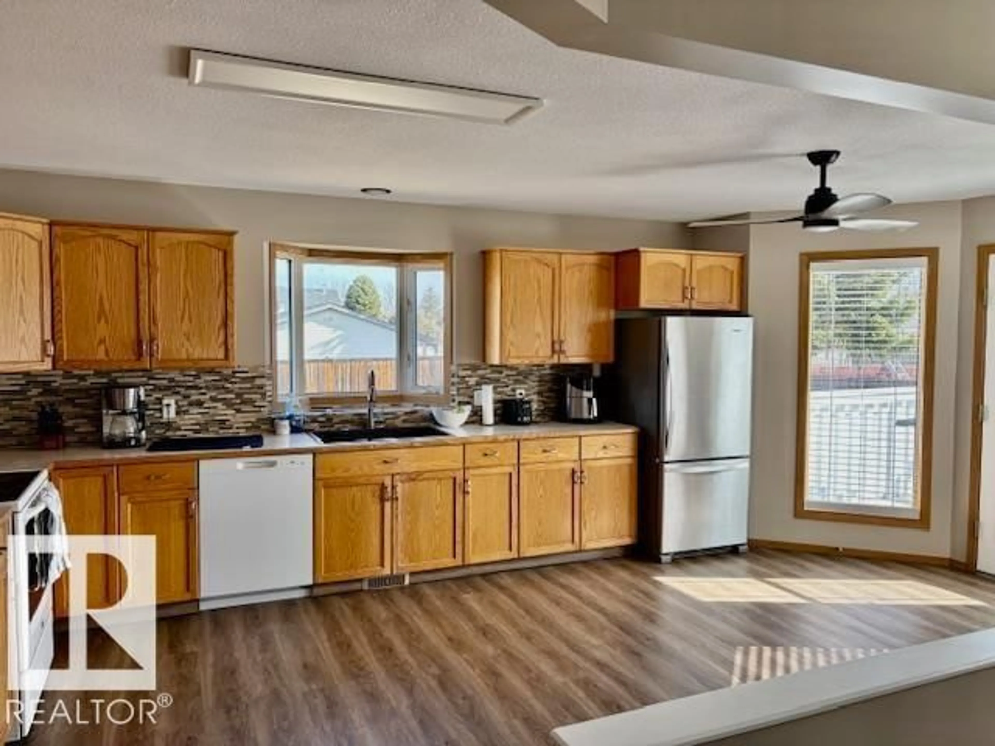 Open concept kitchen, unknown for 5609 45A ST, Vegreville Alberta T9C1E1