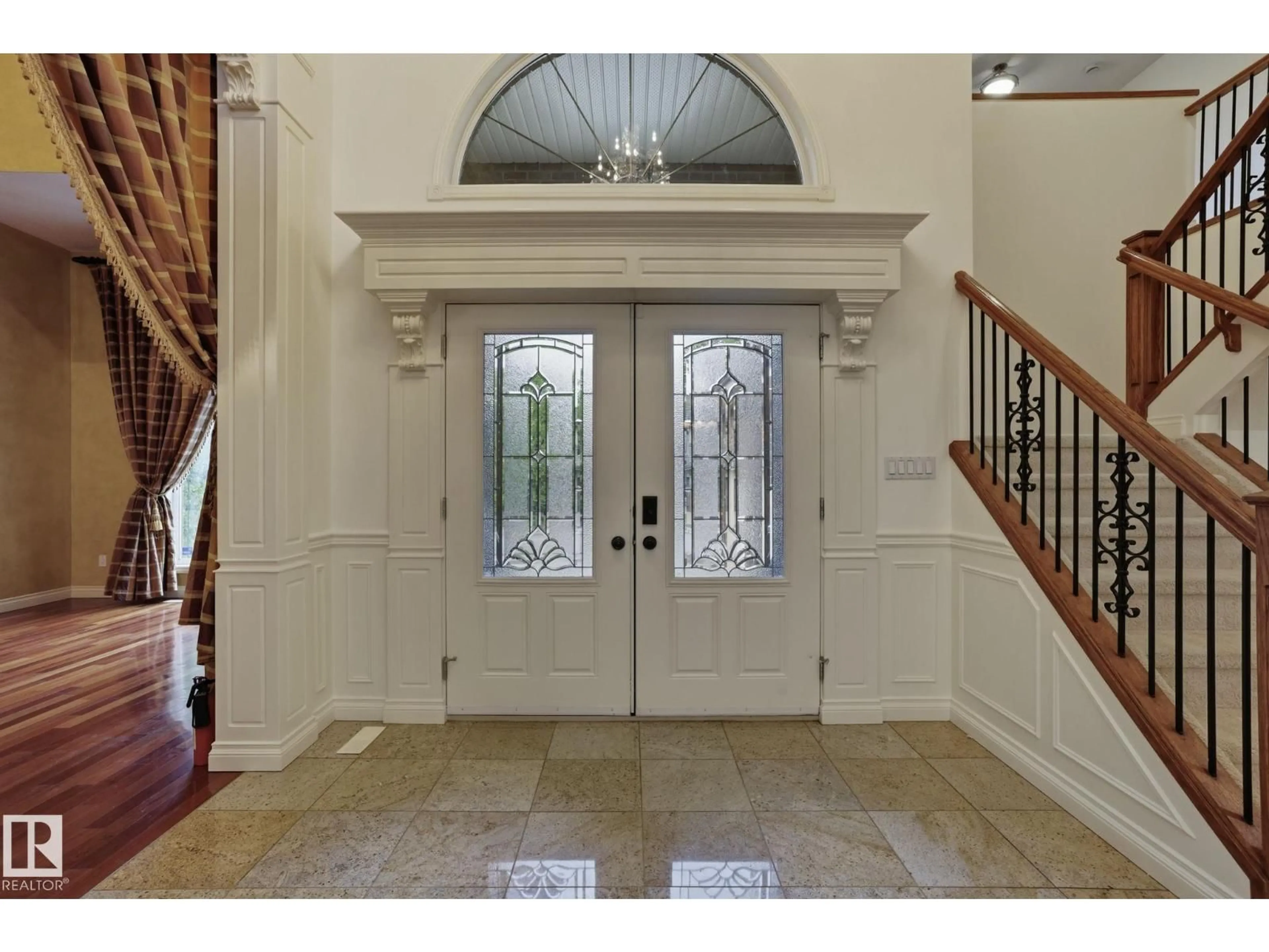 Indoor entryway for 926 HOLLINGSWORTH BN, Edmonton Alberta T6R3L3