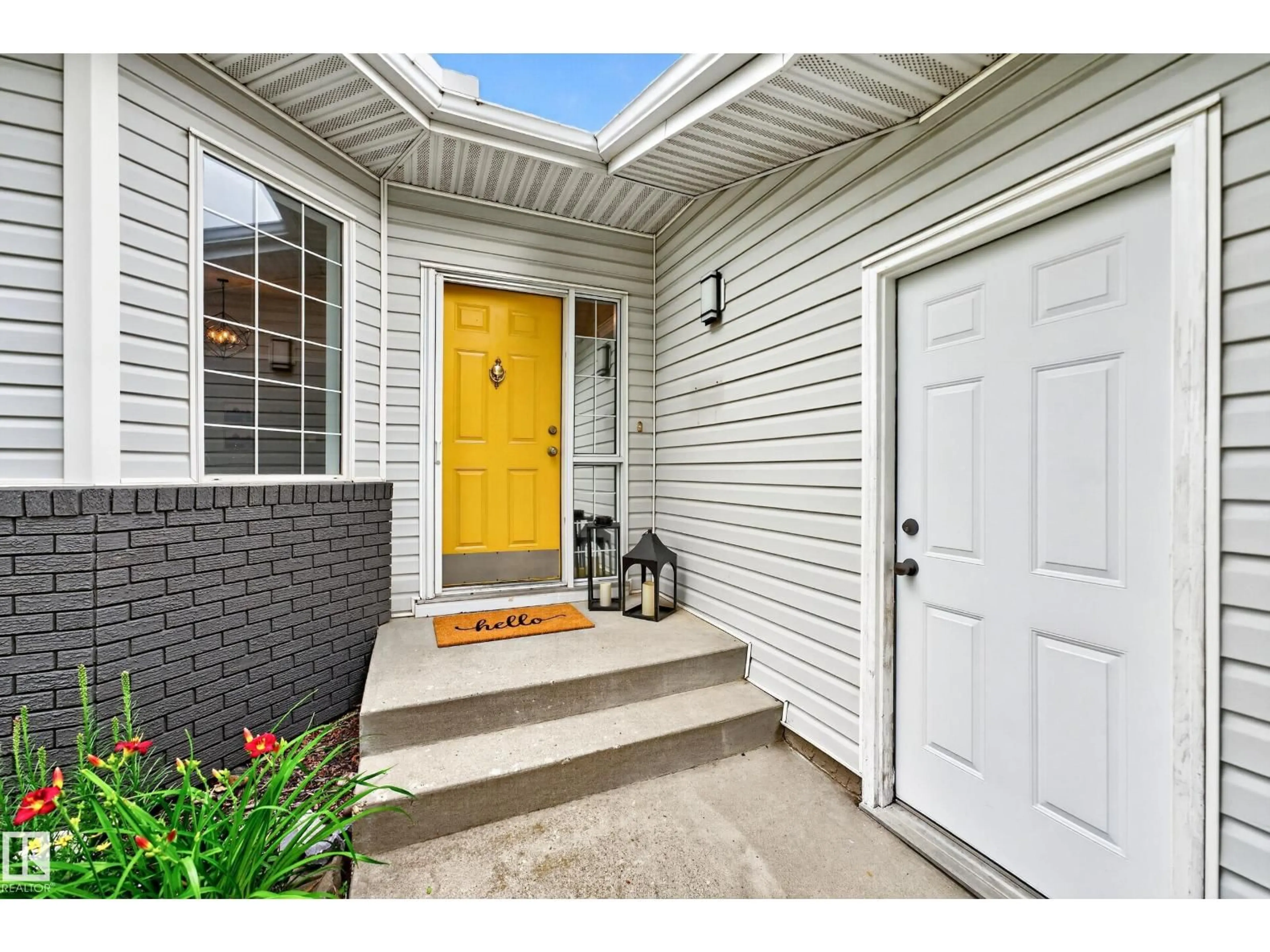 Indoor entryway for 42 CHARLTON CR, Sherwood Park Alberta T8H1S1