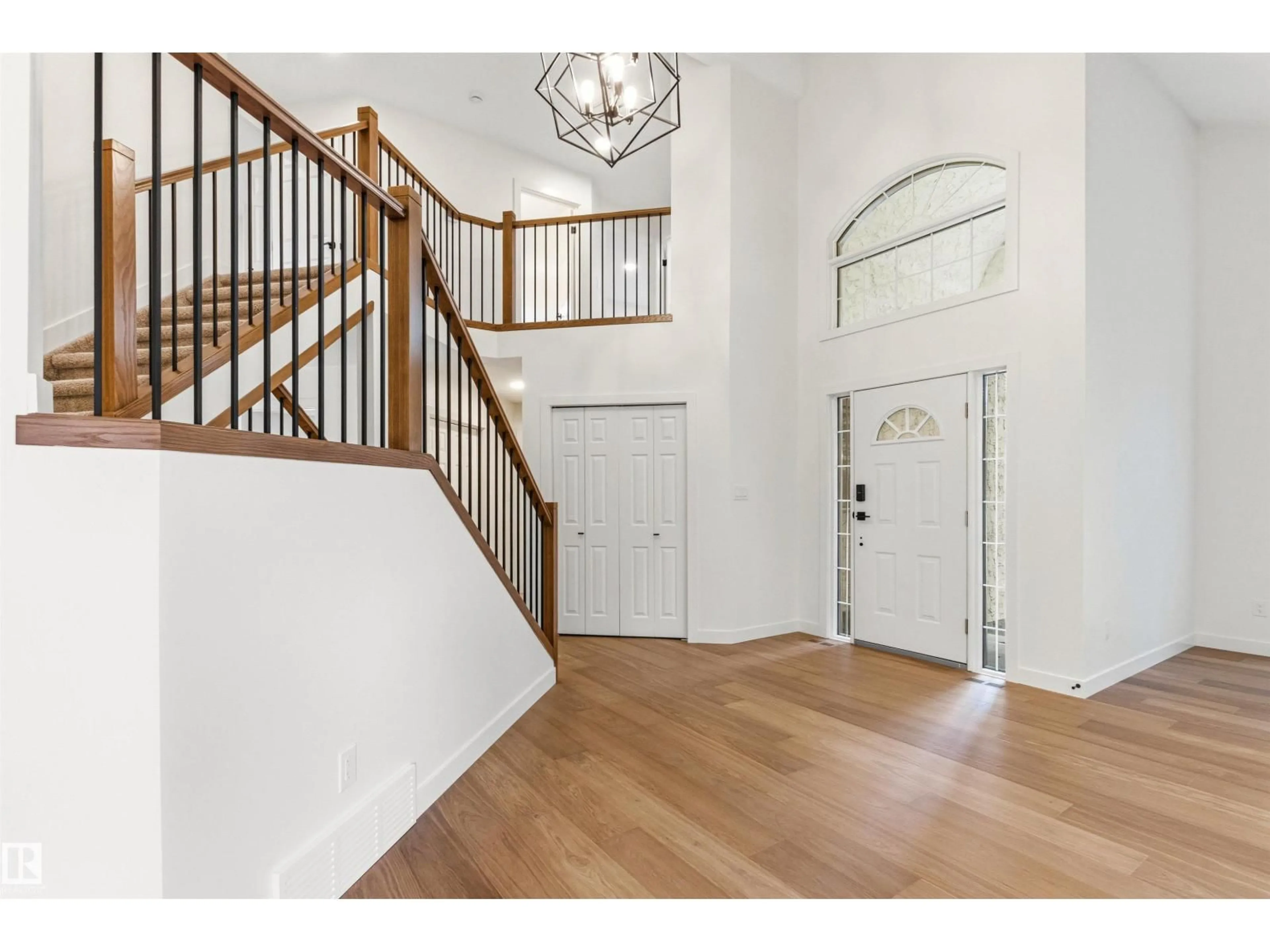 Indoor entryway for 140 HEALY RD, Edmonton Alberta T6R1V9