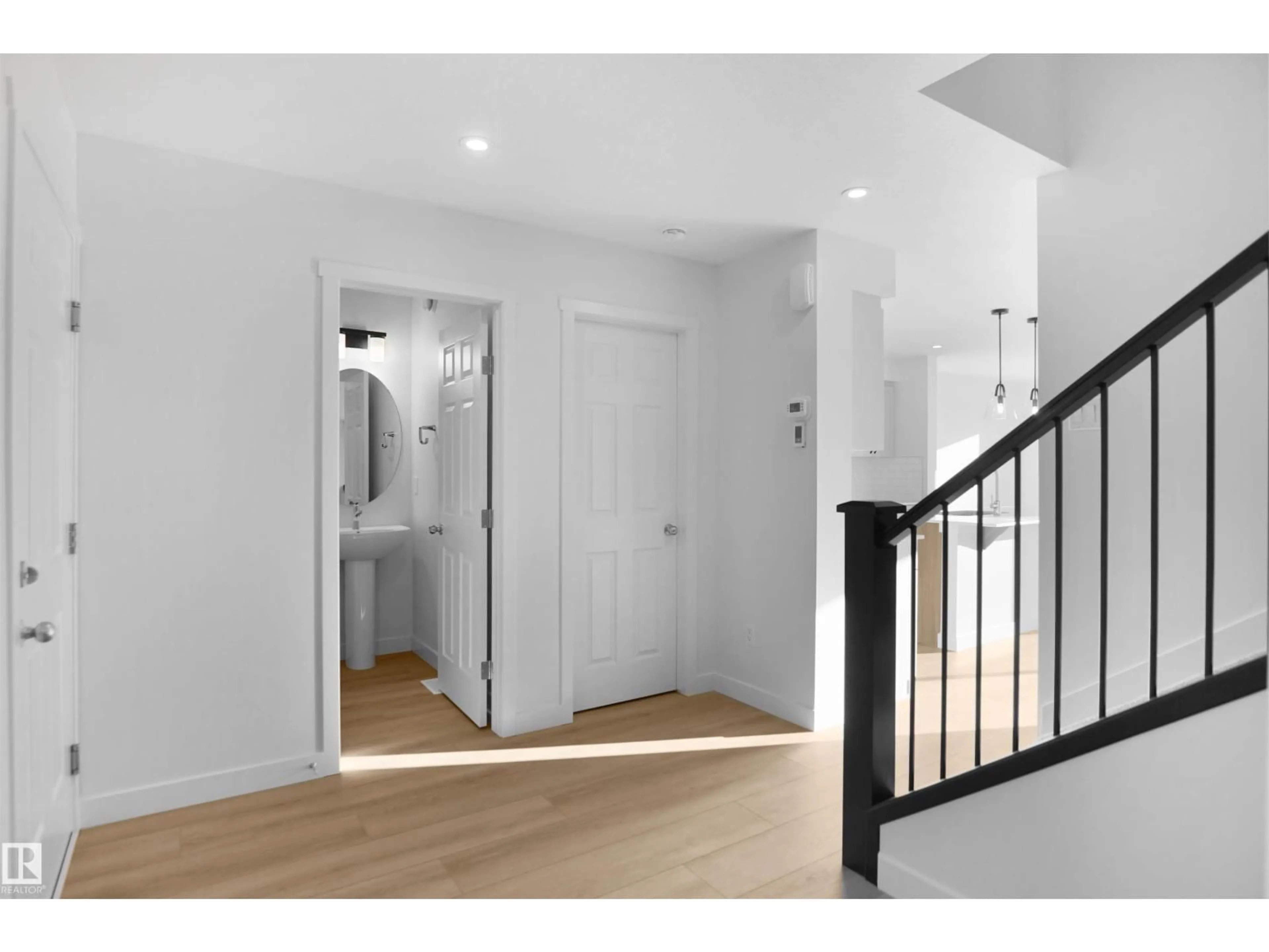Indoor entryway for 1168 SOUTH CREEK WD, Stony Plain Alberta T7Z2Z1