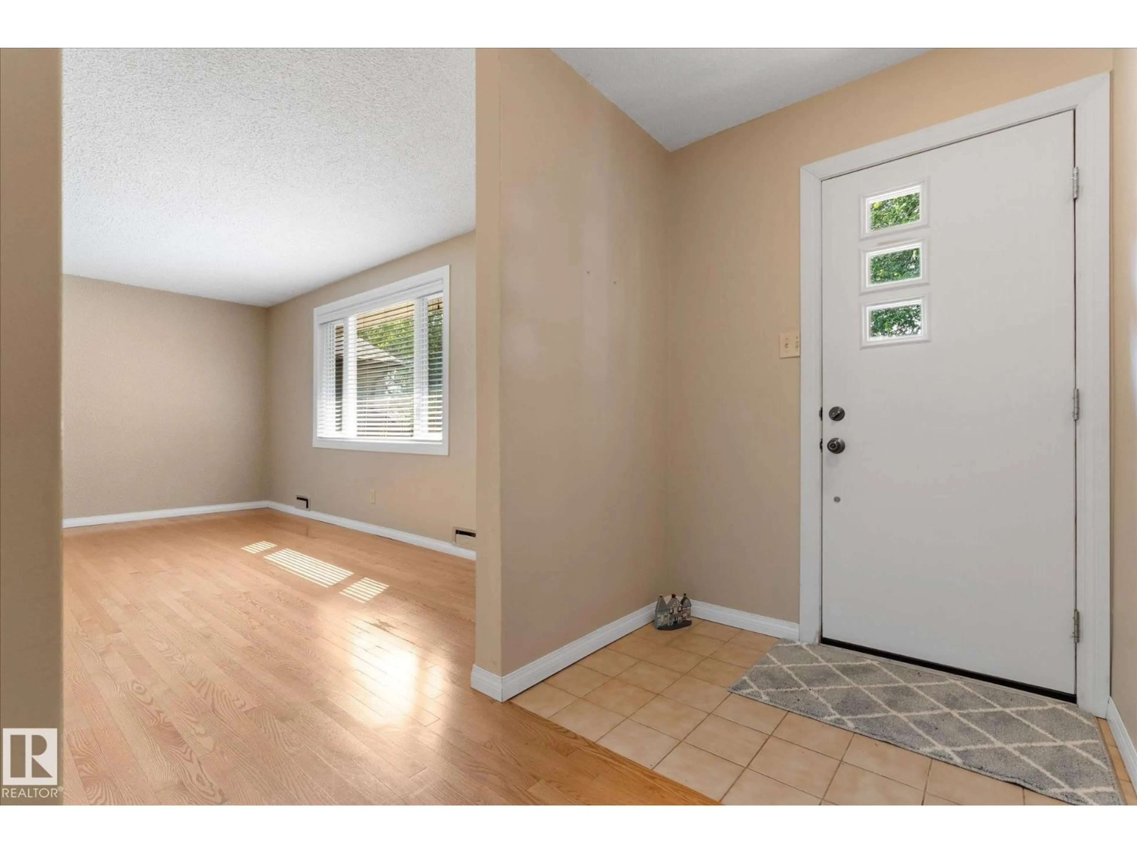 Indoor entryway for 9219 148 ST, Edmonton Alberta T5R1A4
