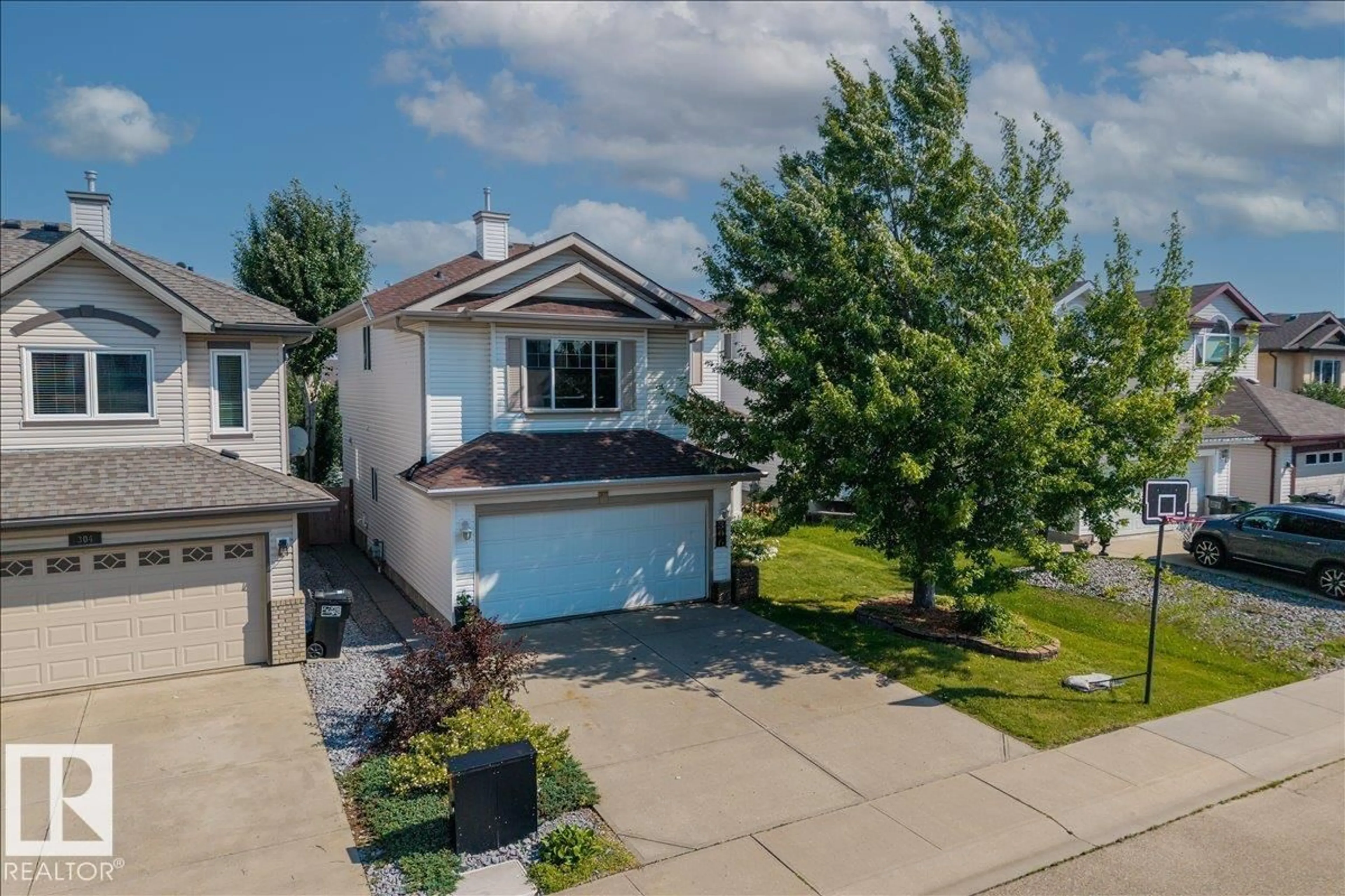 A pic from outside/outdoor area/front of a property/back of a property/a pic from drone, street for 306 HILLIARD CL, Edmonton Alberta T6R3G4