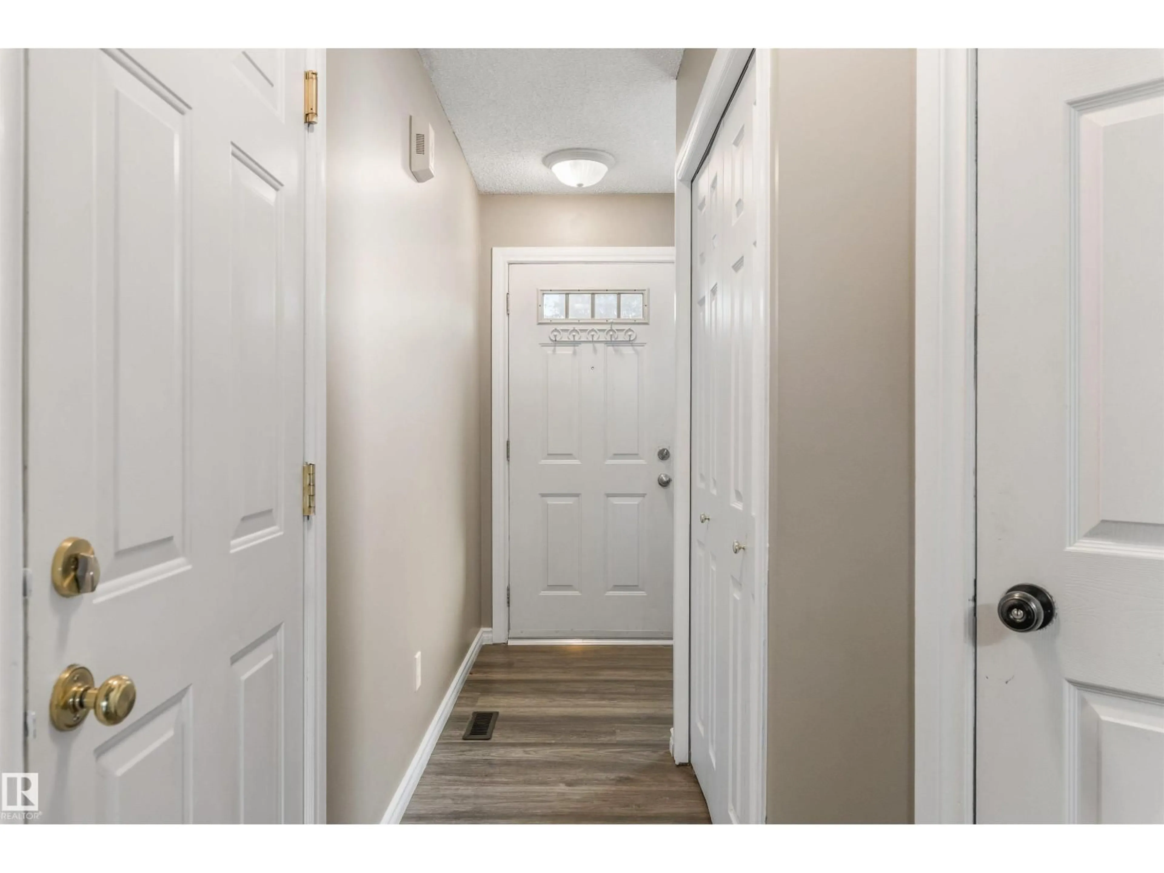 Indoor entryway for 20032 53A AV, Edmonton Alberta T6M2W4