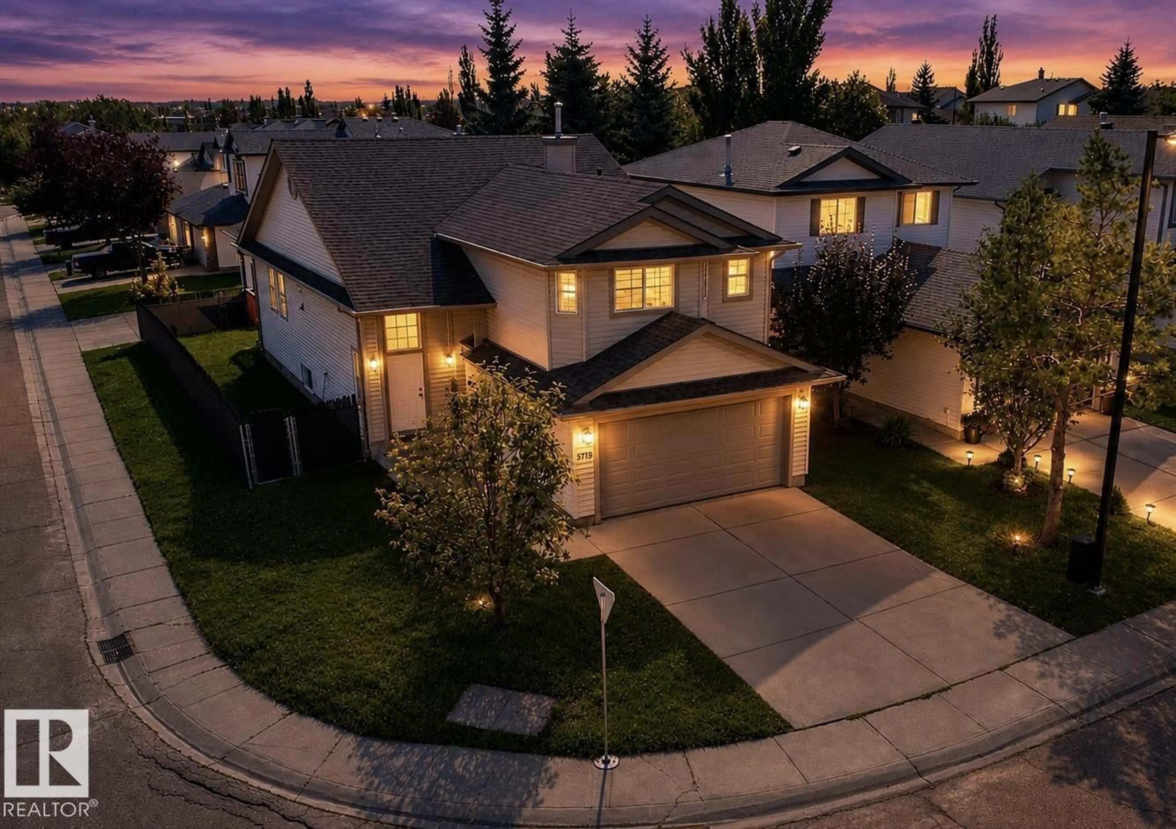 A pic from outside/outdoor area/front of a property/back of a property/a pic from drone, street for NW - 3799 21 ST, Edmonton Alberta T6T1P3