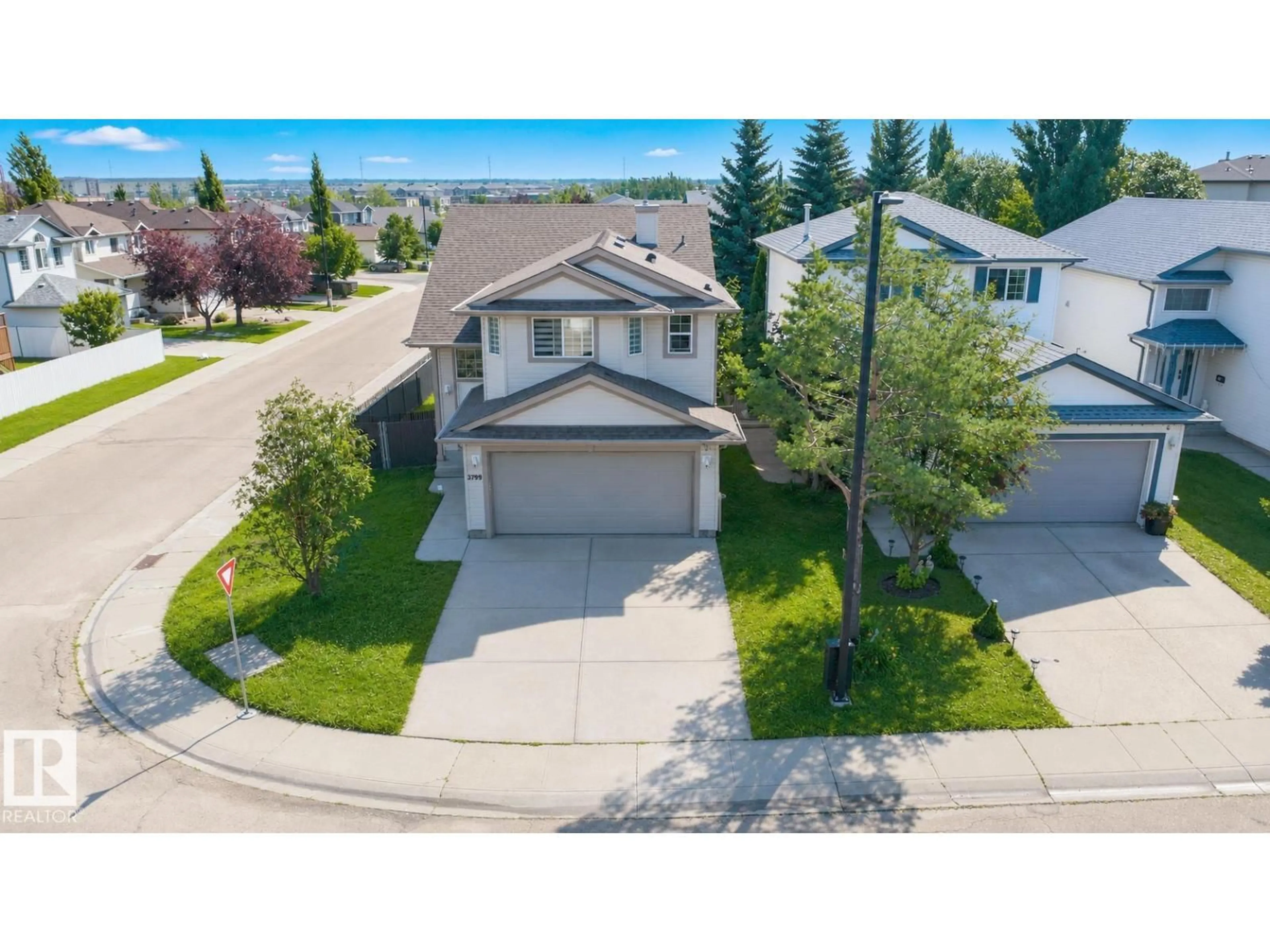 A pic from outside/outdoor area/front of a property/back of a property/a pic from drone, street for NW - 3799 21 ST, Edmonton Alberta T6T1P3