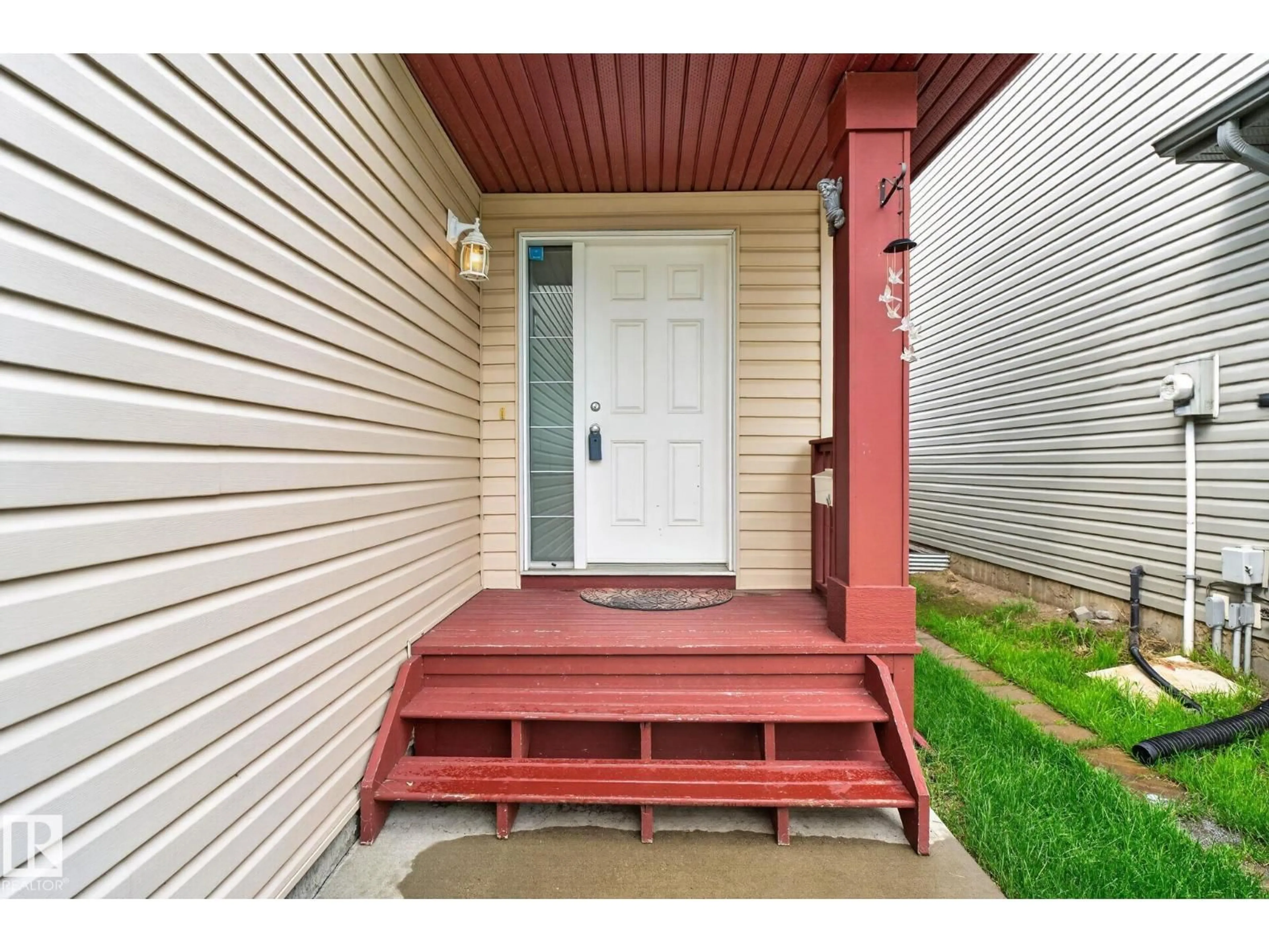 Indoor entryway for 3224 26 ST, Edmonton Alberta T6T1Z3