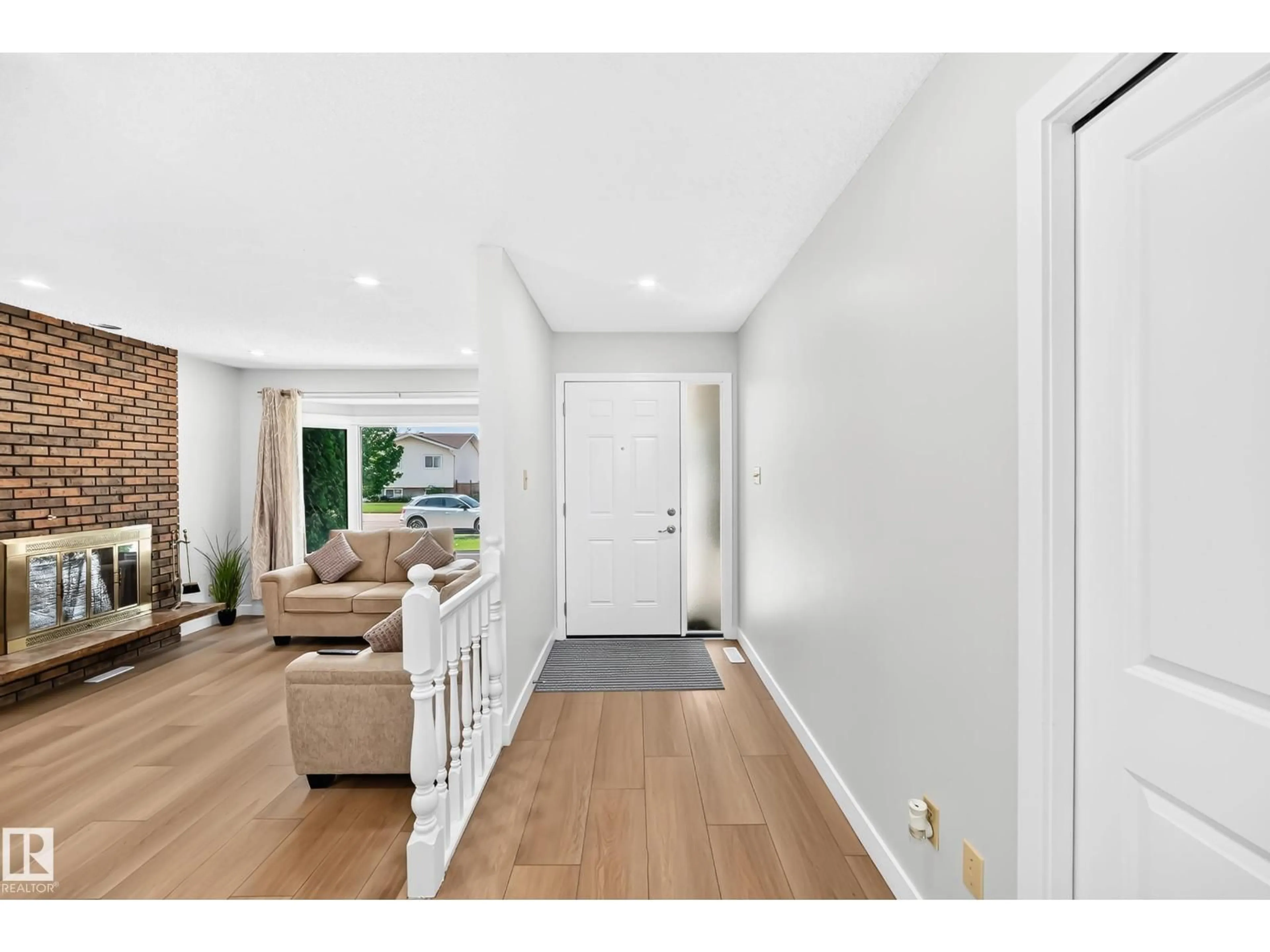 Indoor entryway for 6208 11 AVE NW, Edmonton Alberta T6L2G4