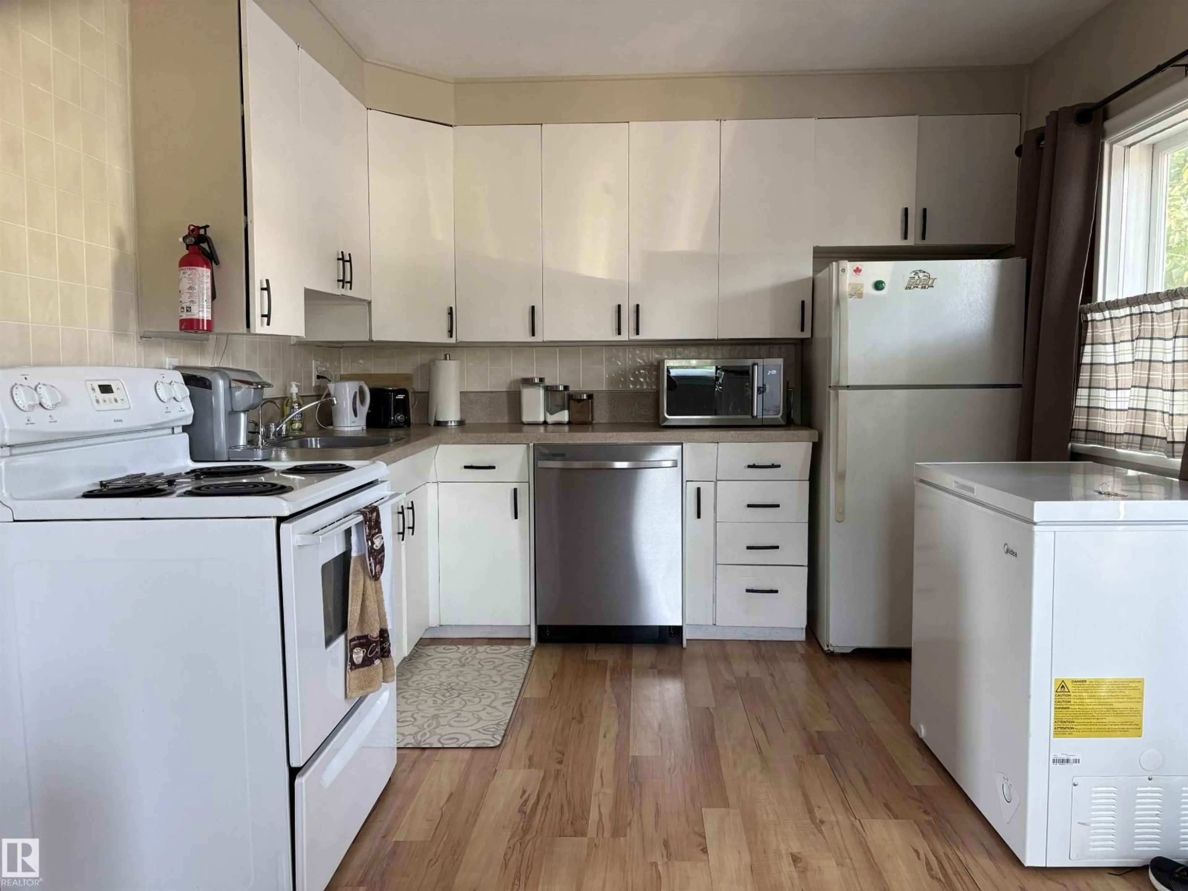 Standard kitchen, wood/laminate floor for 4901 53 AV, Elk Point Alberta T0A1A0