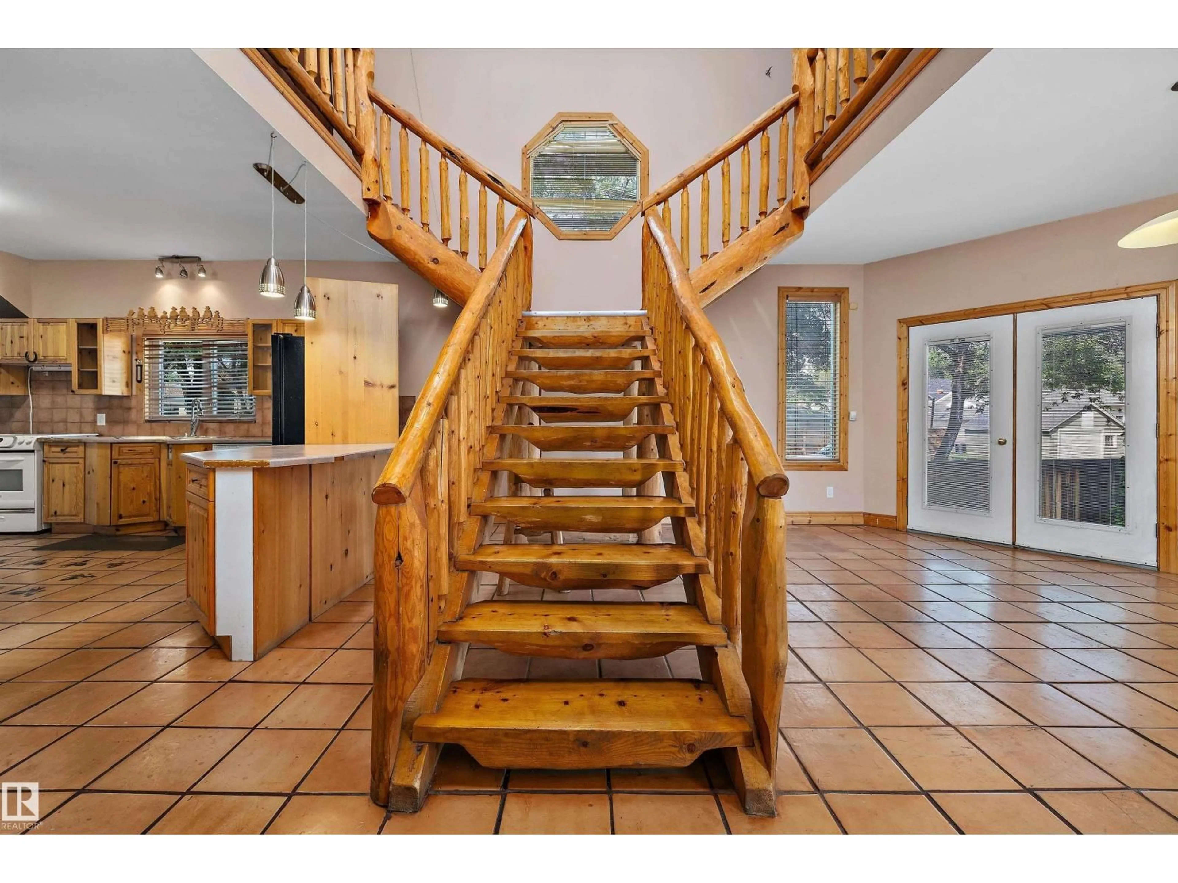 Indoor foyer for NW - 11253 89 ST, Edmonton Alberta T5B3T3