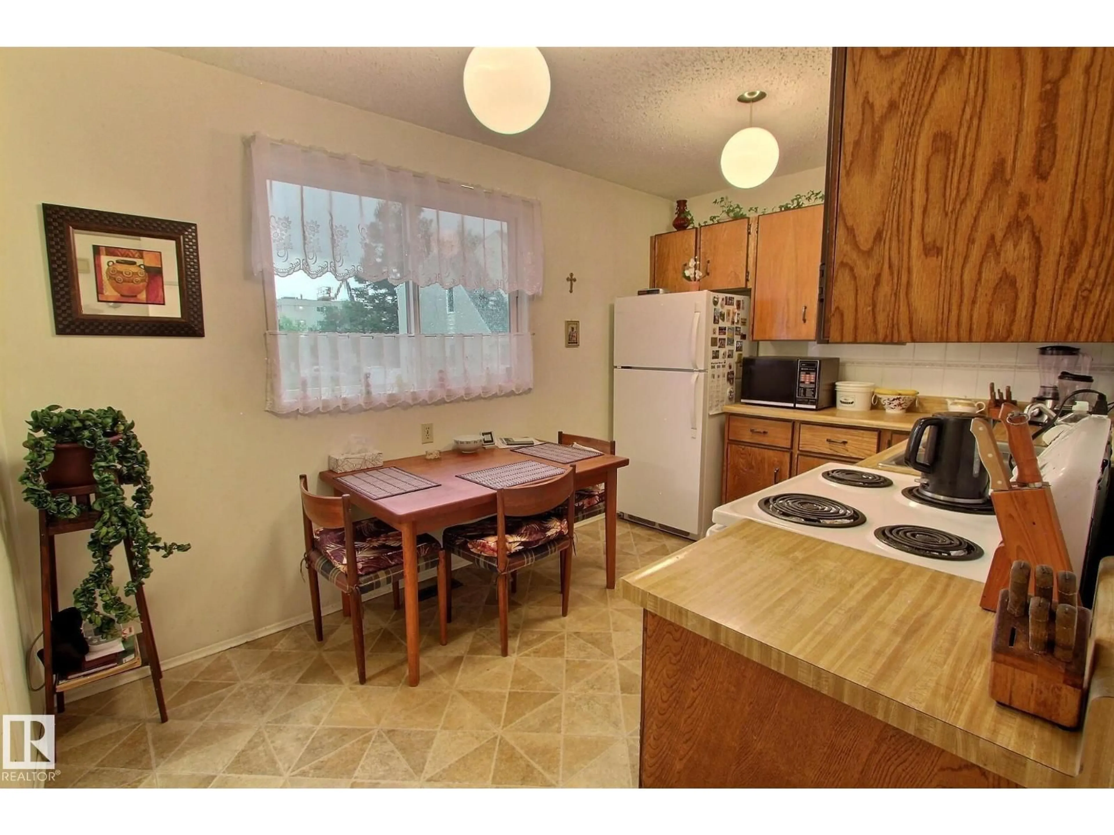 Standard kitchen, unknown for 14626 52 ST, Edmonton Alberta T5A3M7
