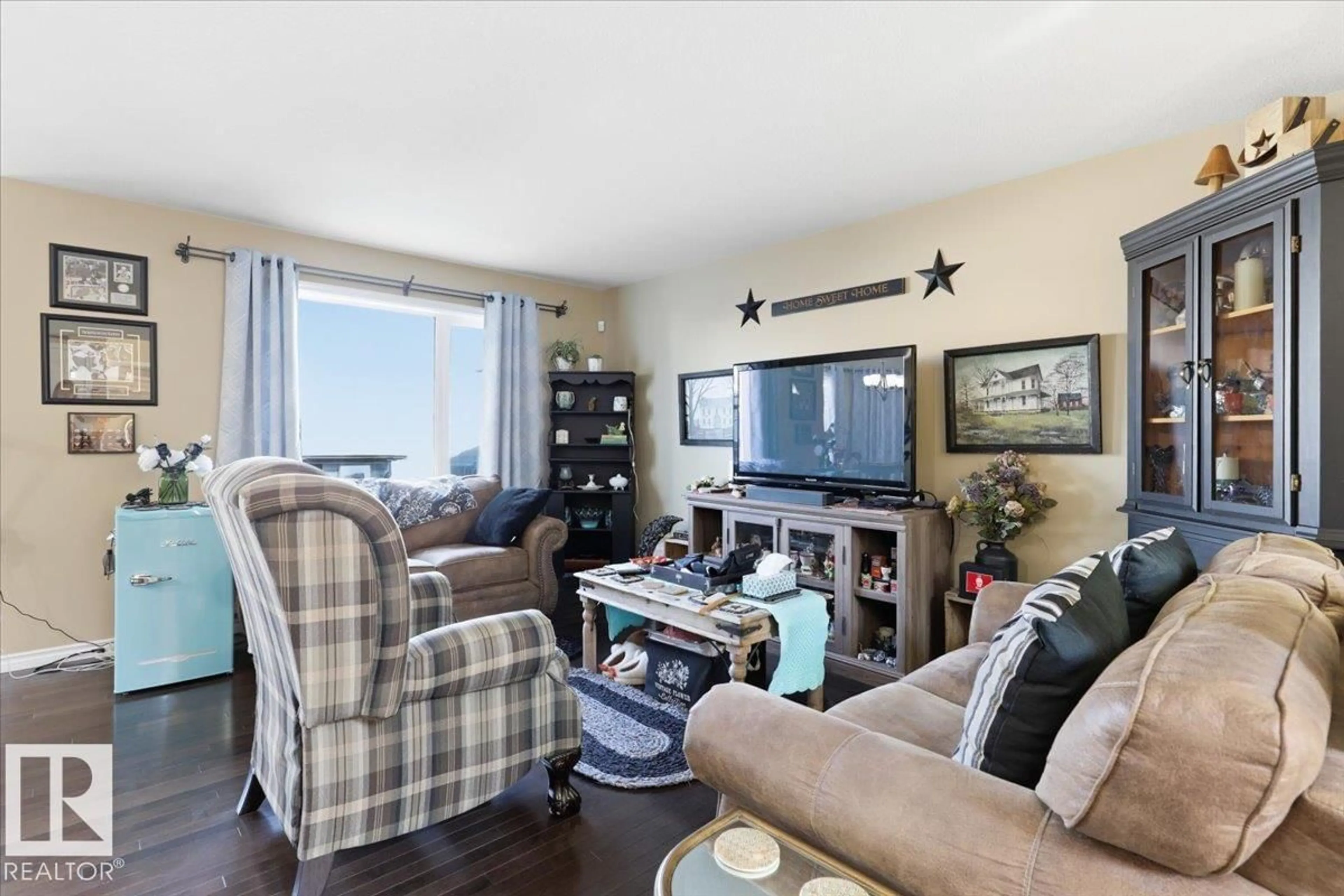 Living room with furniture, wood/laminate floor for 28 SUTHERLAND ST, Leduc Alberta T9E8R6