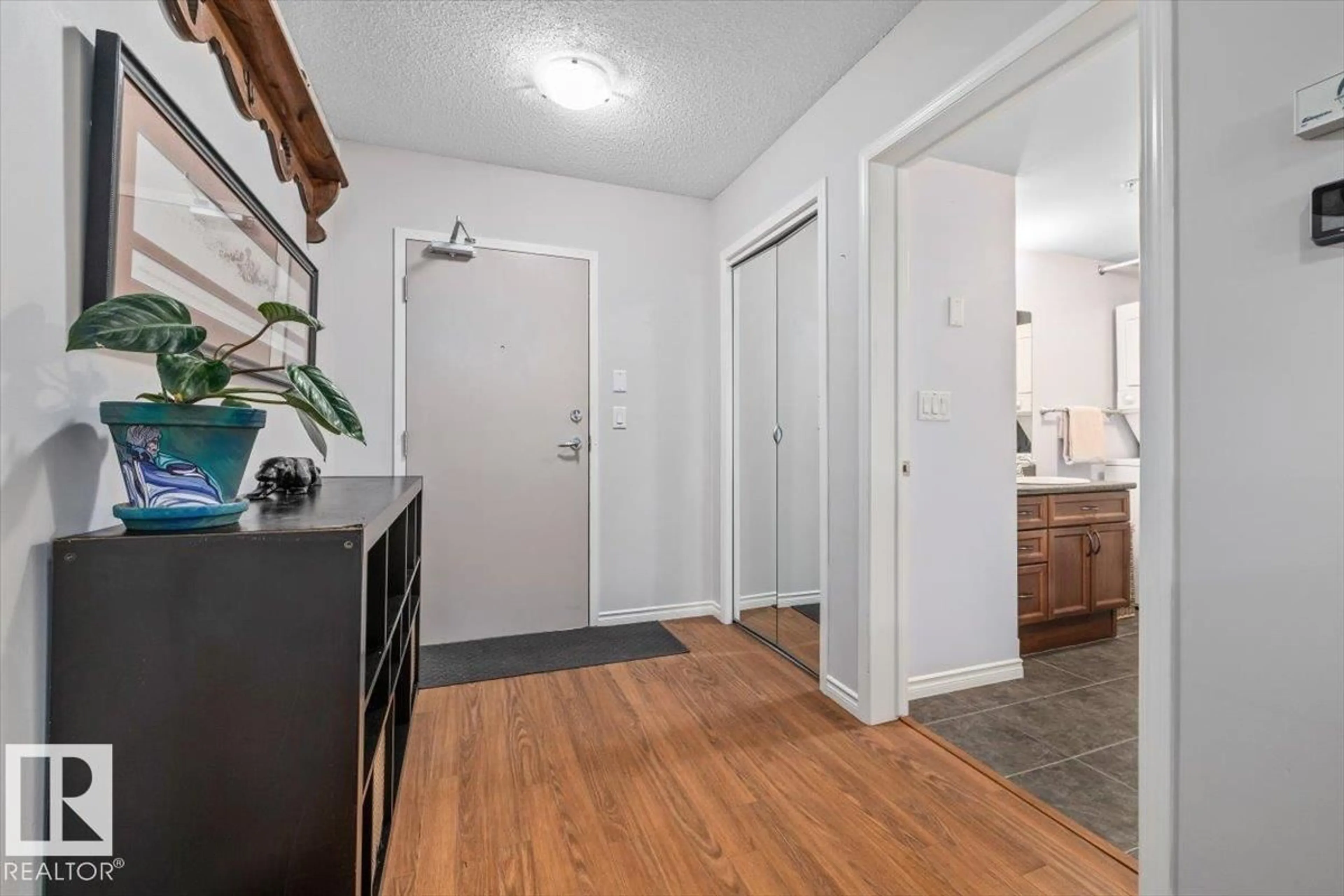 Indoor entryway for 121 - 105 FESTIVAL WY, Sherwood Park Alberta T8L3B4
