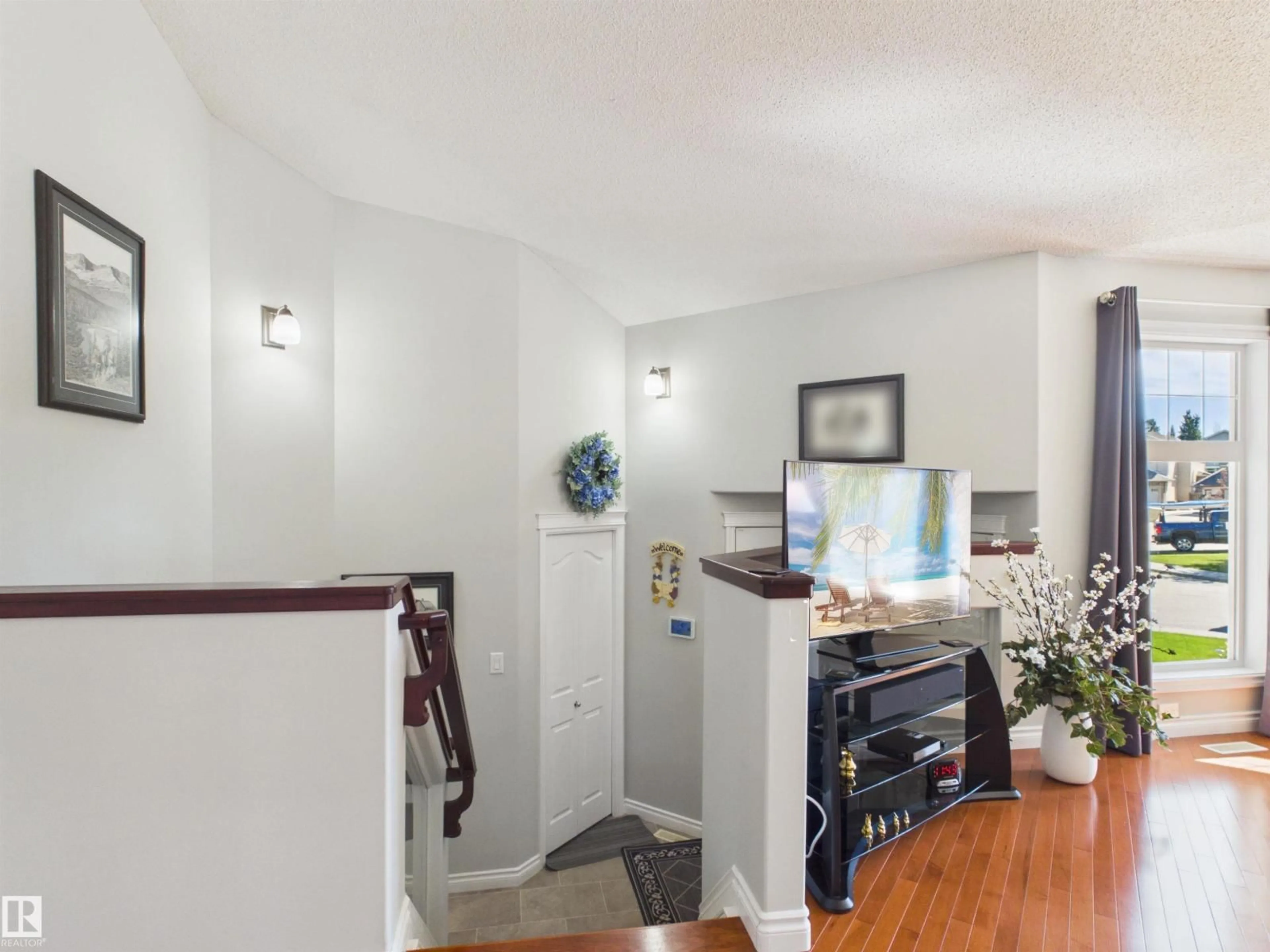 Indoor entryway for 2043 CHRISTOPHER CL, Sherwood Park Alberta T8H0M9