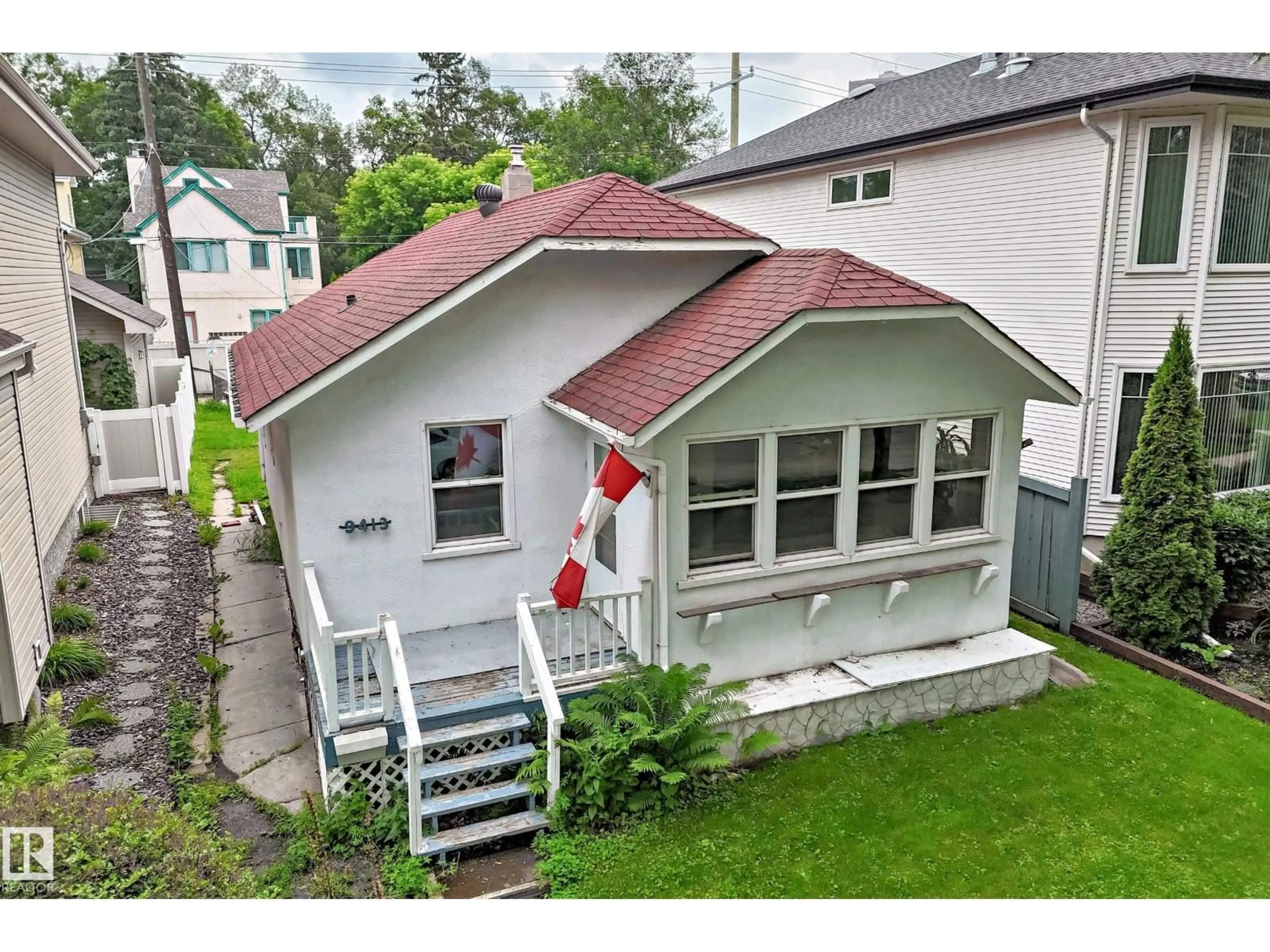 A pic from outside/outdoor area/front of a property/back of a property/a pic from drone, street for NW - 9413 101 ST, Edmonton Alberta T5K0W5