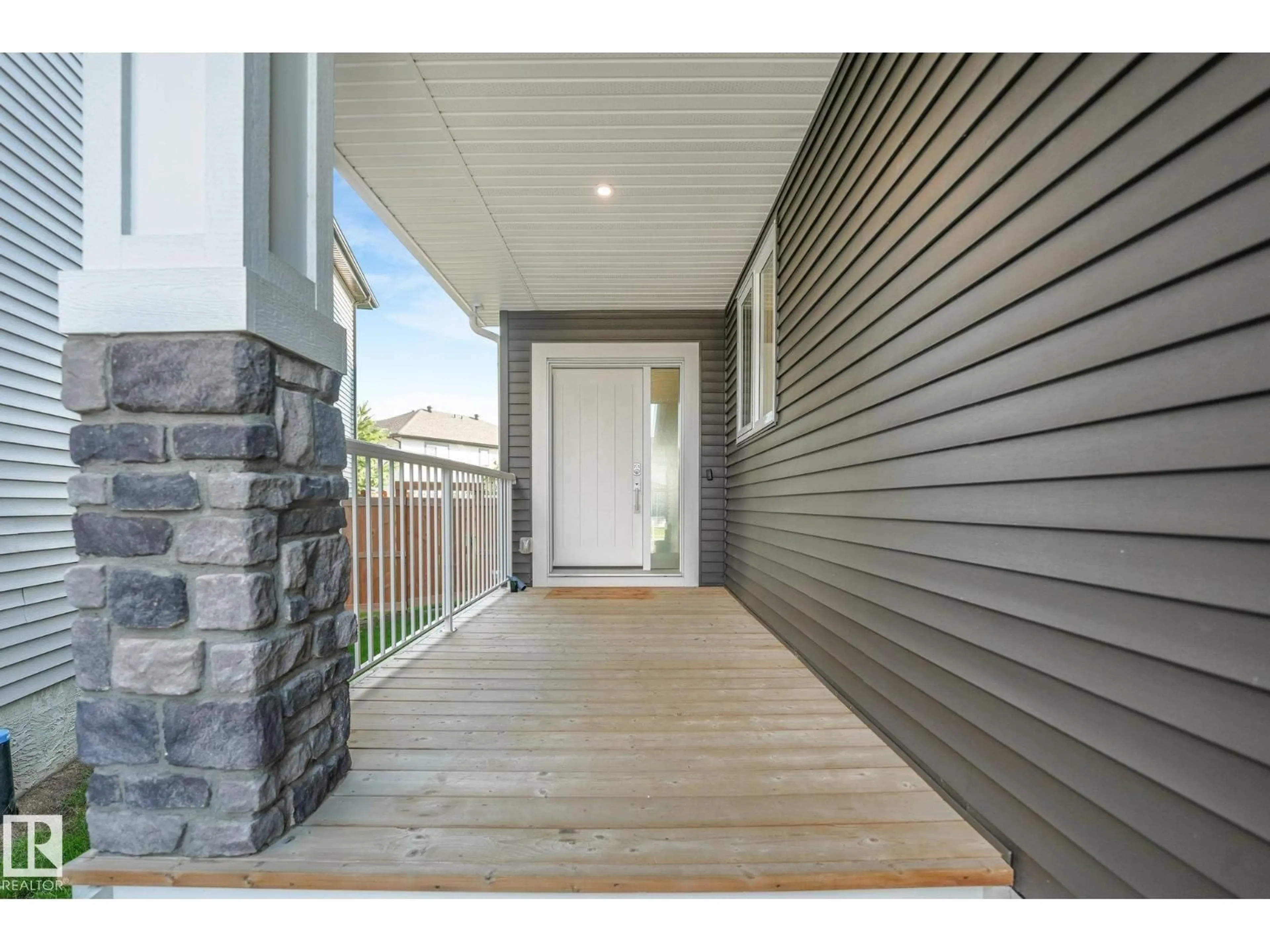 Indoor entryway for 6404 176 AV, Edmonton Alberta T5Y4A9