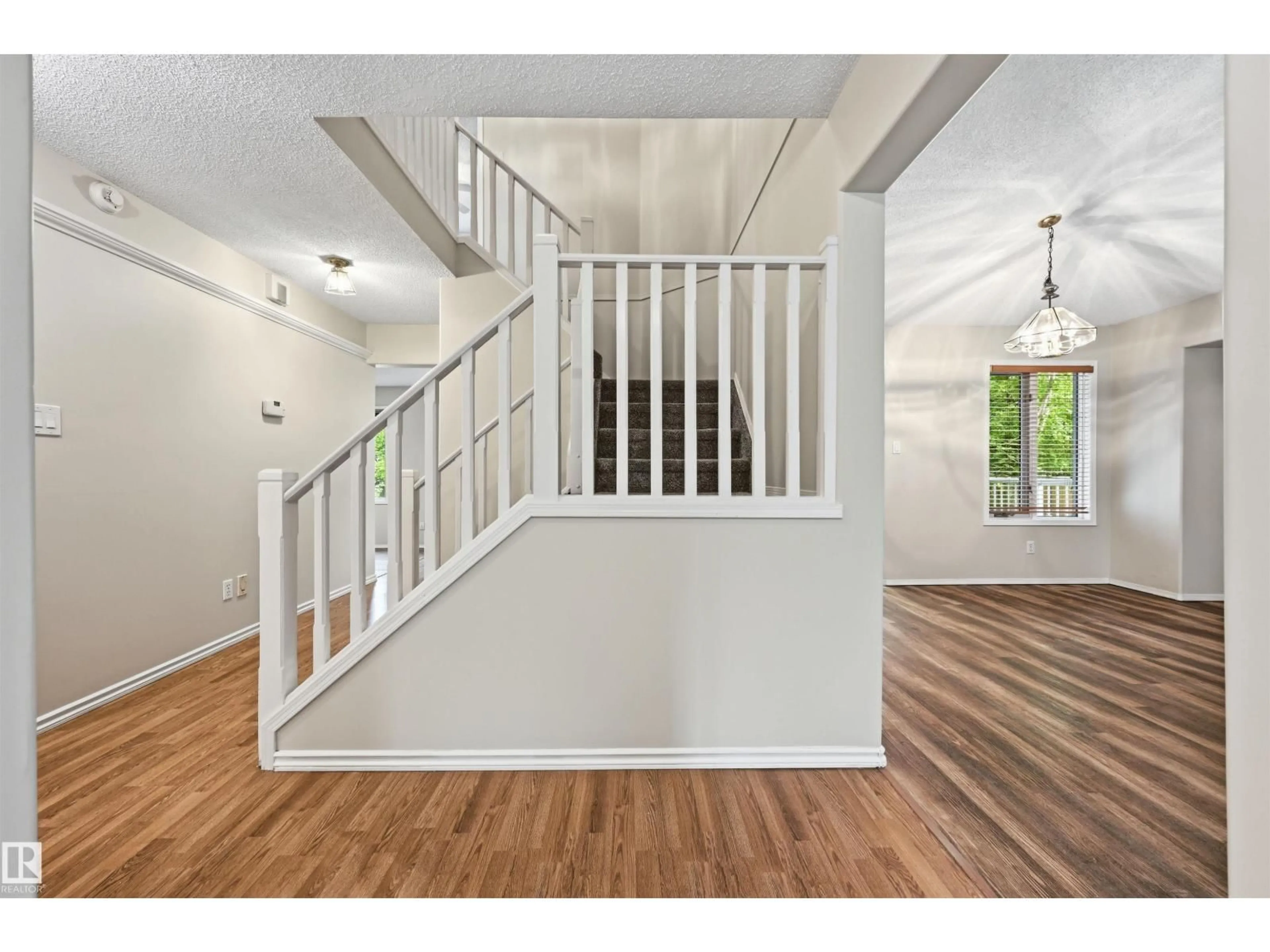 Indoor entryway for 219 BUCHANAN CL, Edmonton Alberta T6R2B7