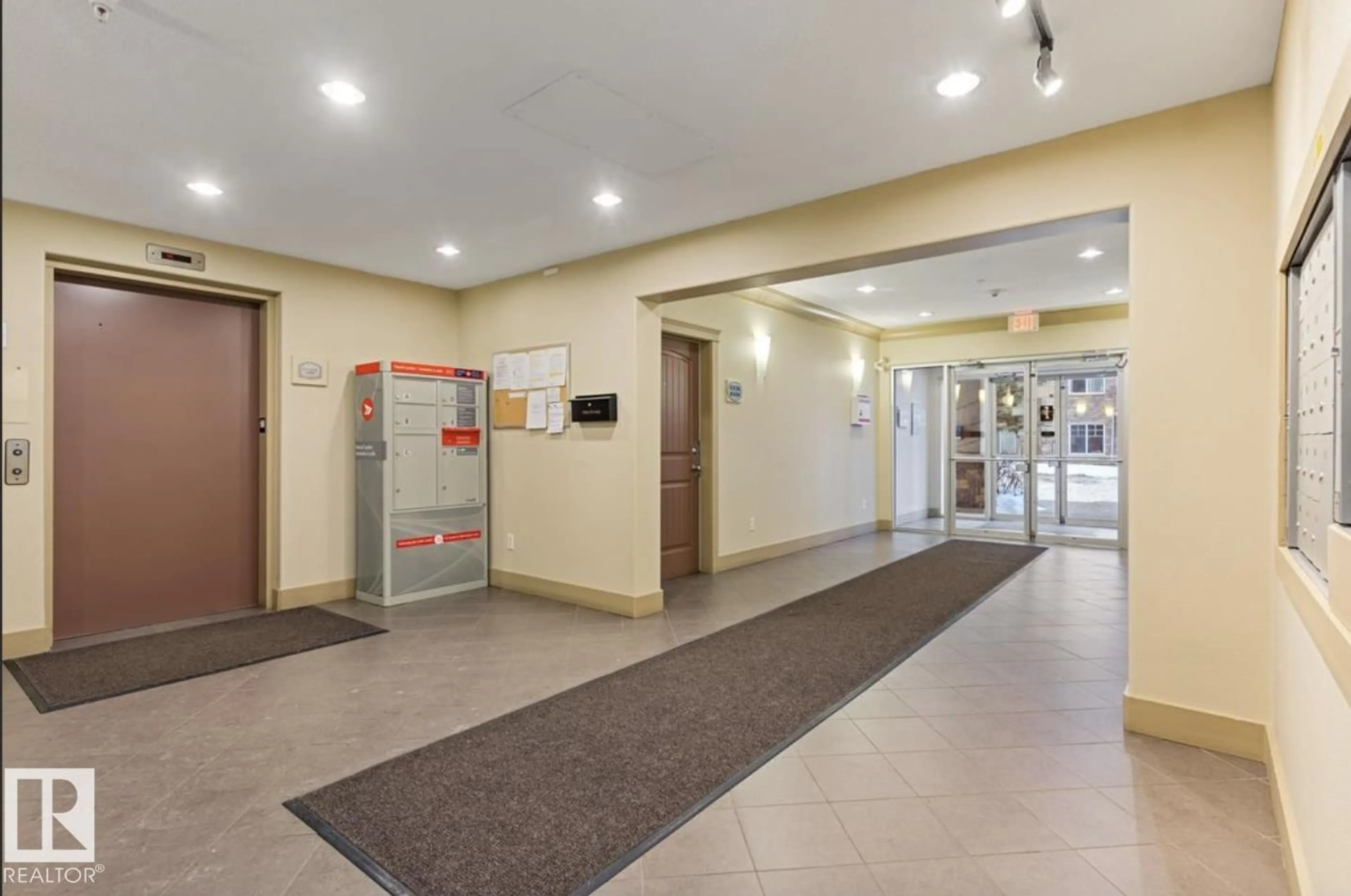 Indoor foyer for #203 - 17407 99 AV, Edmonton Alberta T5T0W7