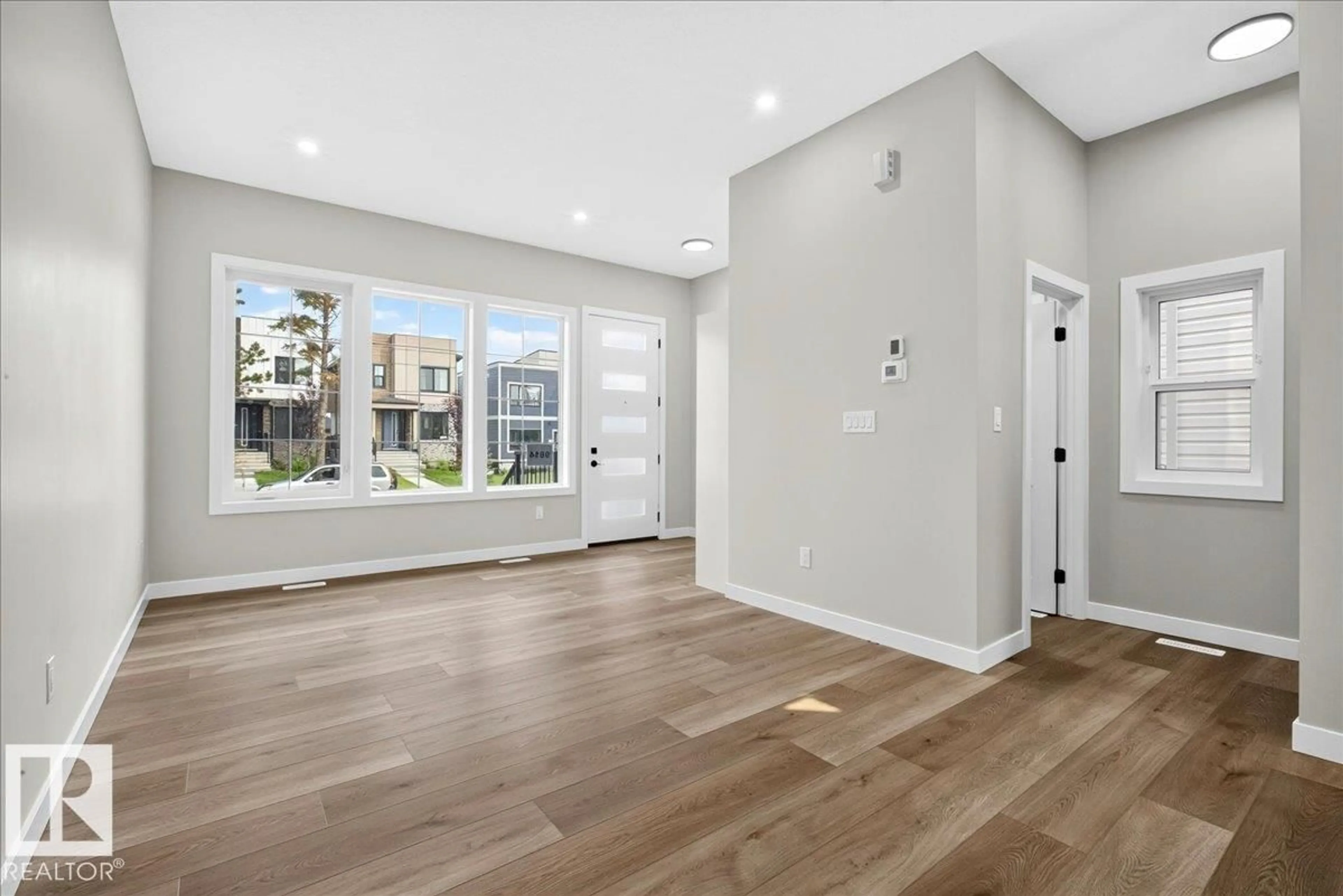 Indoor entryway for 9814 155 ST NW, Edmonton Alberta T5P2K9