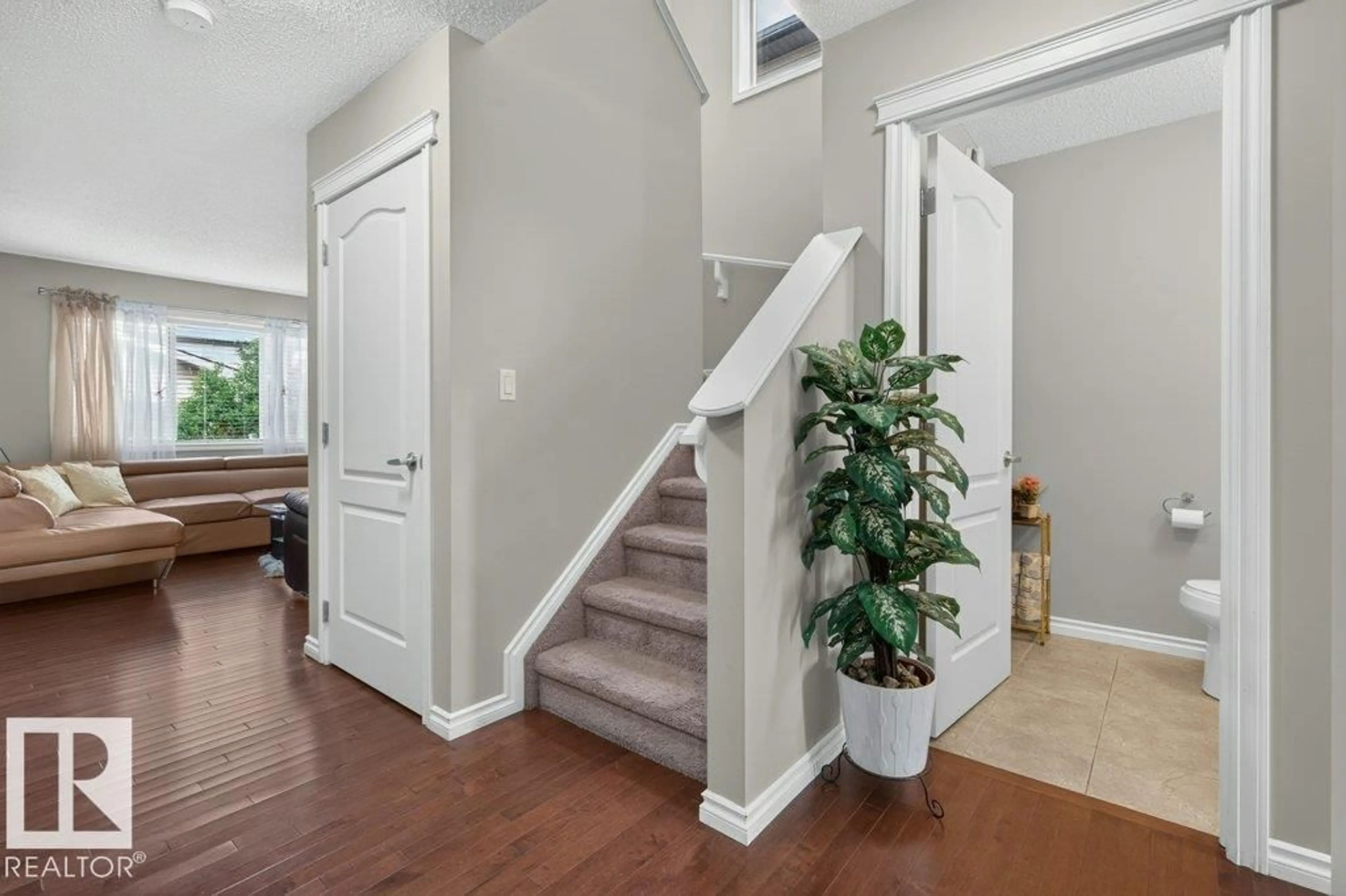 Indoor entryway for 692 SECORD BV, Edmonton Alberta T5T6Z6