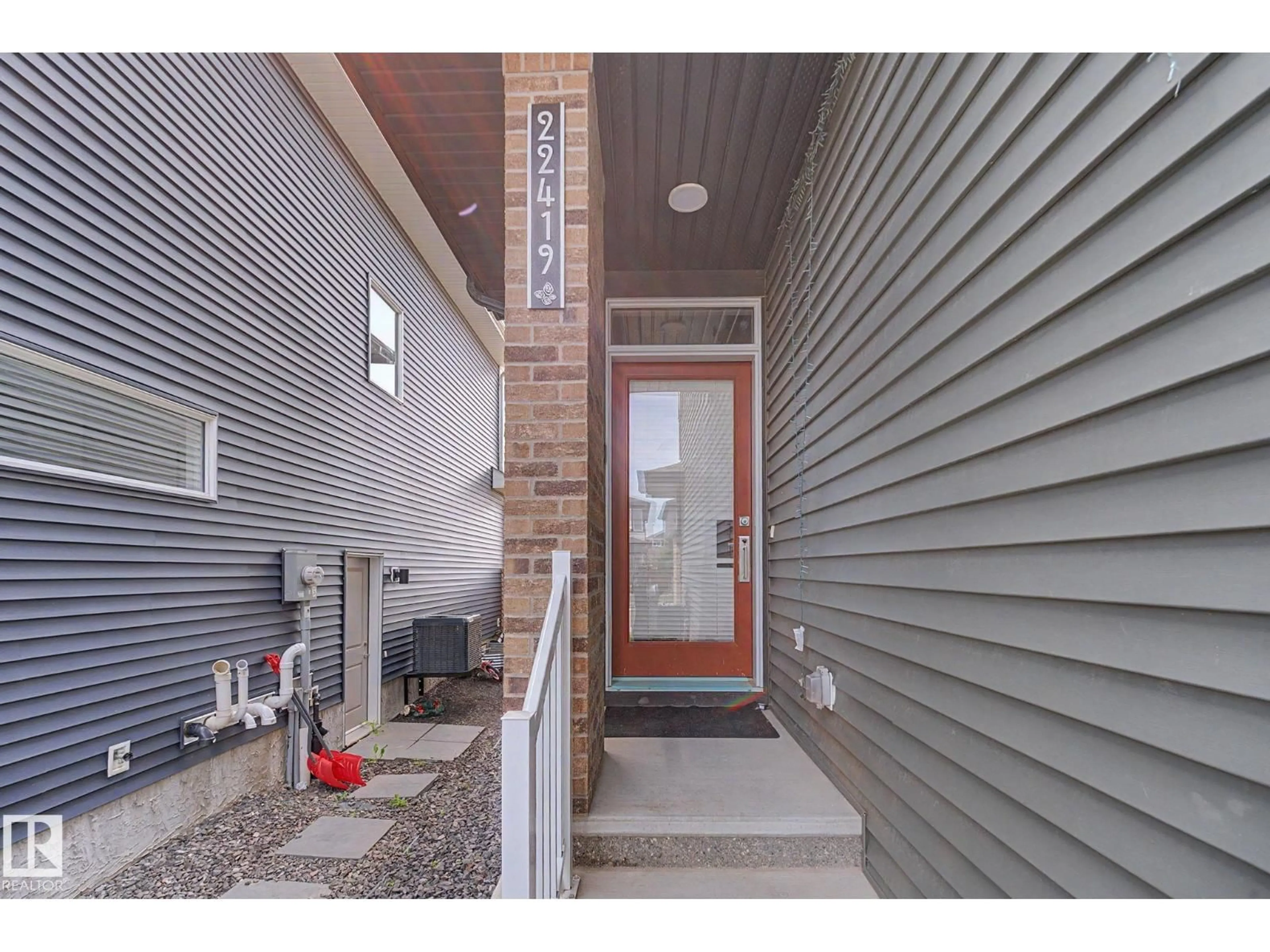 Indoor entryway for 22419 80 AV, Edmonton Alberta T5T7H8