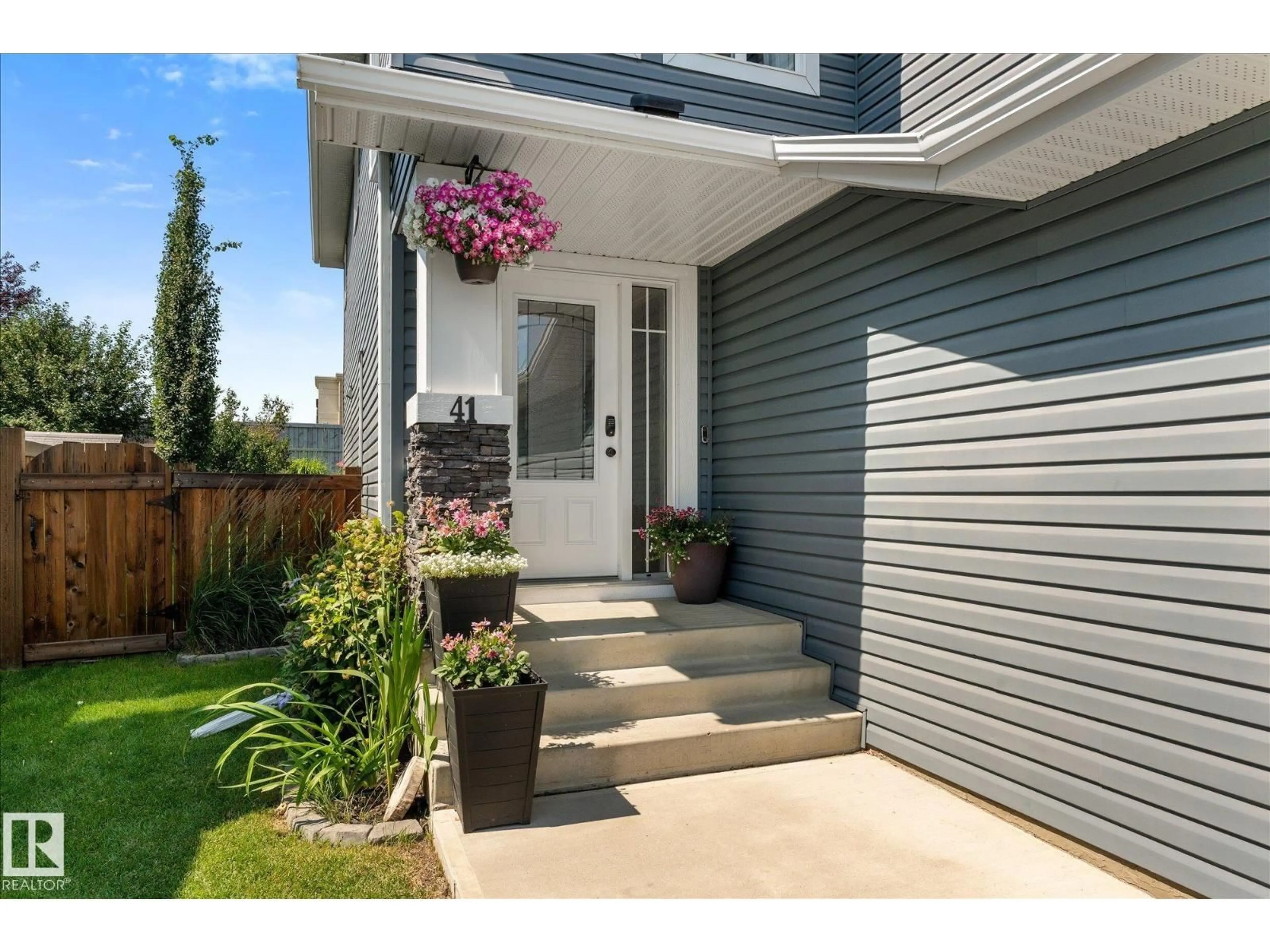 Home with vinyl exterior material, street for 41 MEADOWVIEW LD, Spruce Grove Alberta T7X0N7