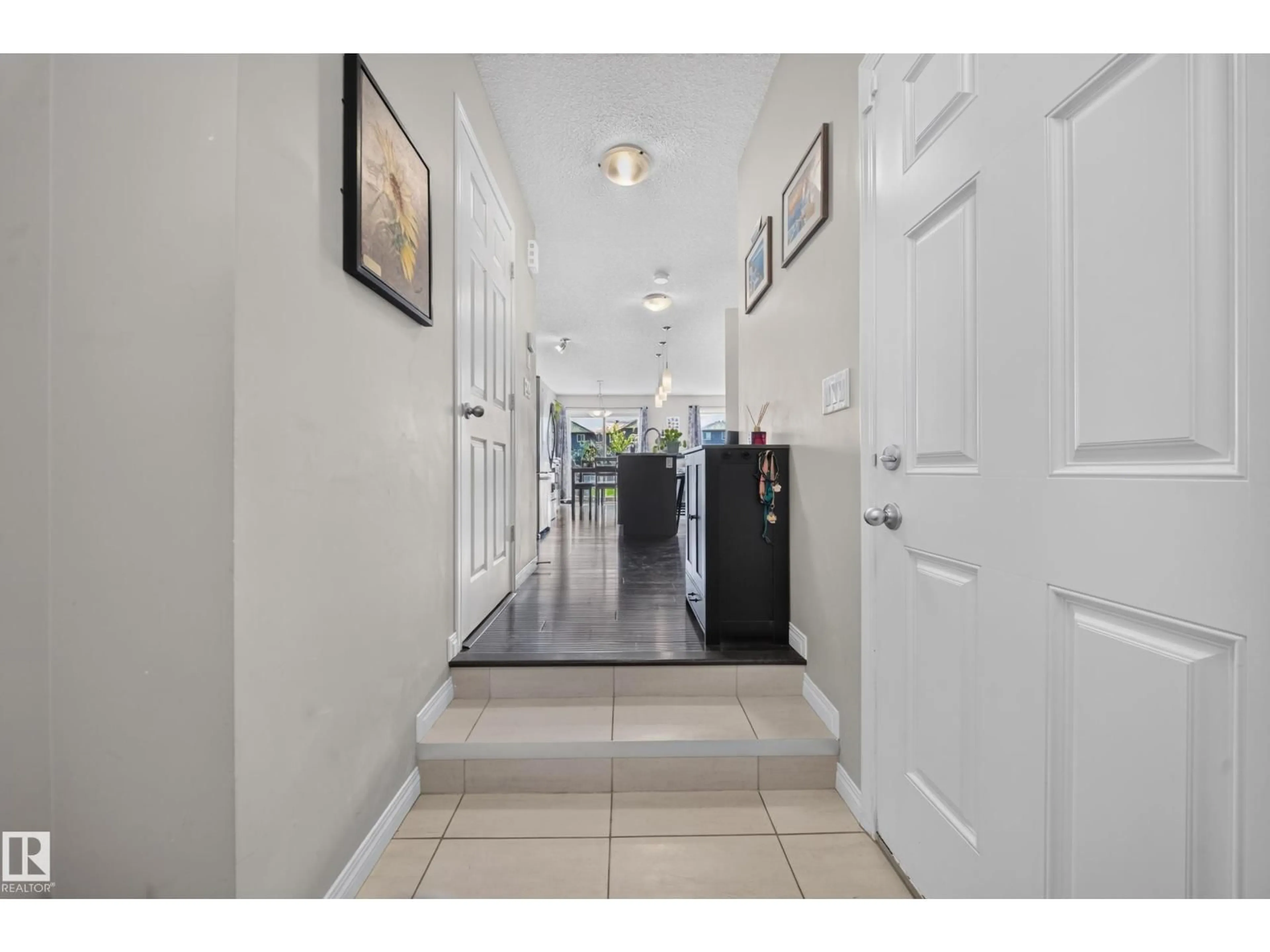Indoor foyer for SW - 2155 67 ST, Edmonton Alberta T6X0T5