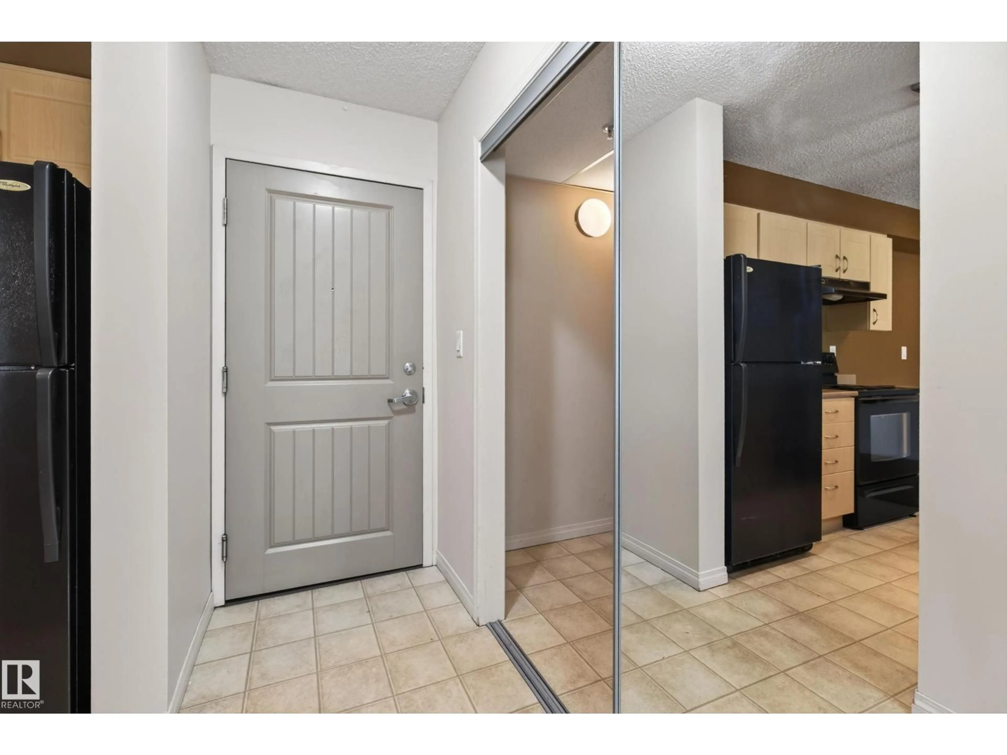 Indoor entryway for #104 - 13907 136 ST, Edmonton Alberta T6V1Y5
