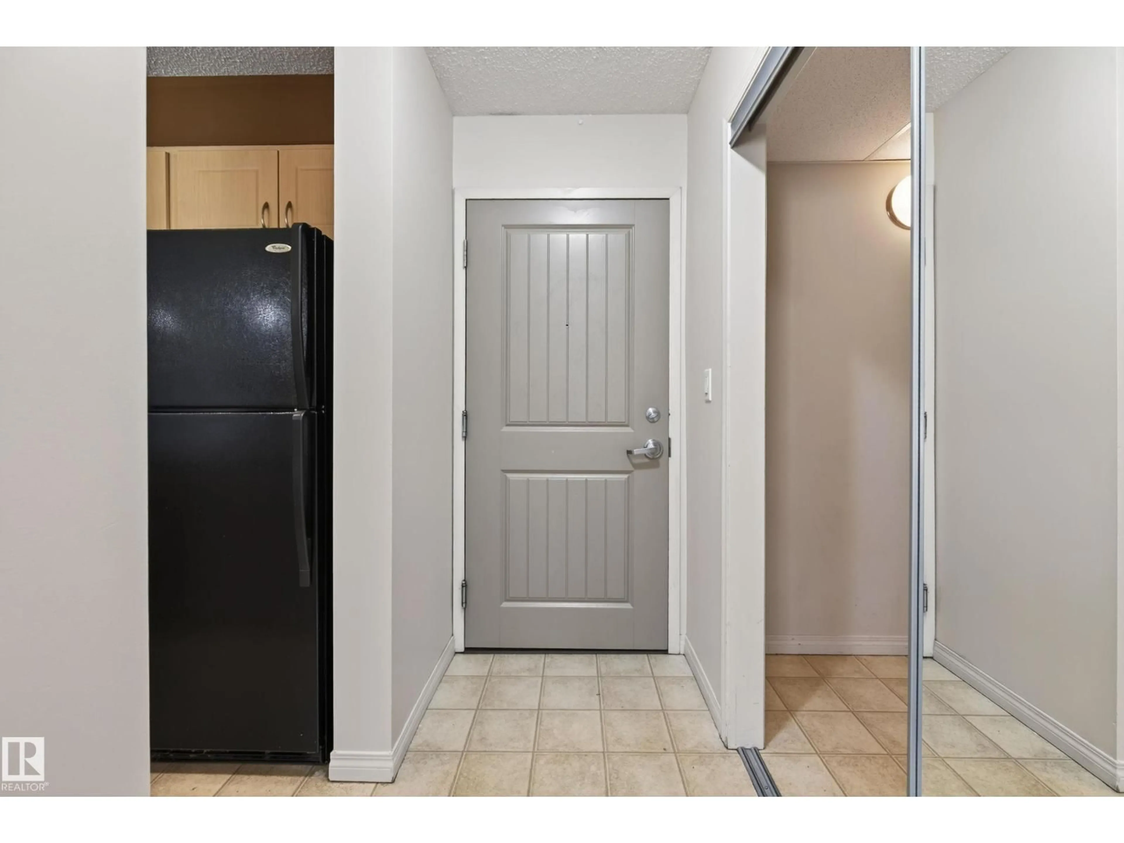 Indoor entryway for #104 - 13907 136 ST, Edmonton Alberta T6V1Y5