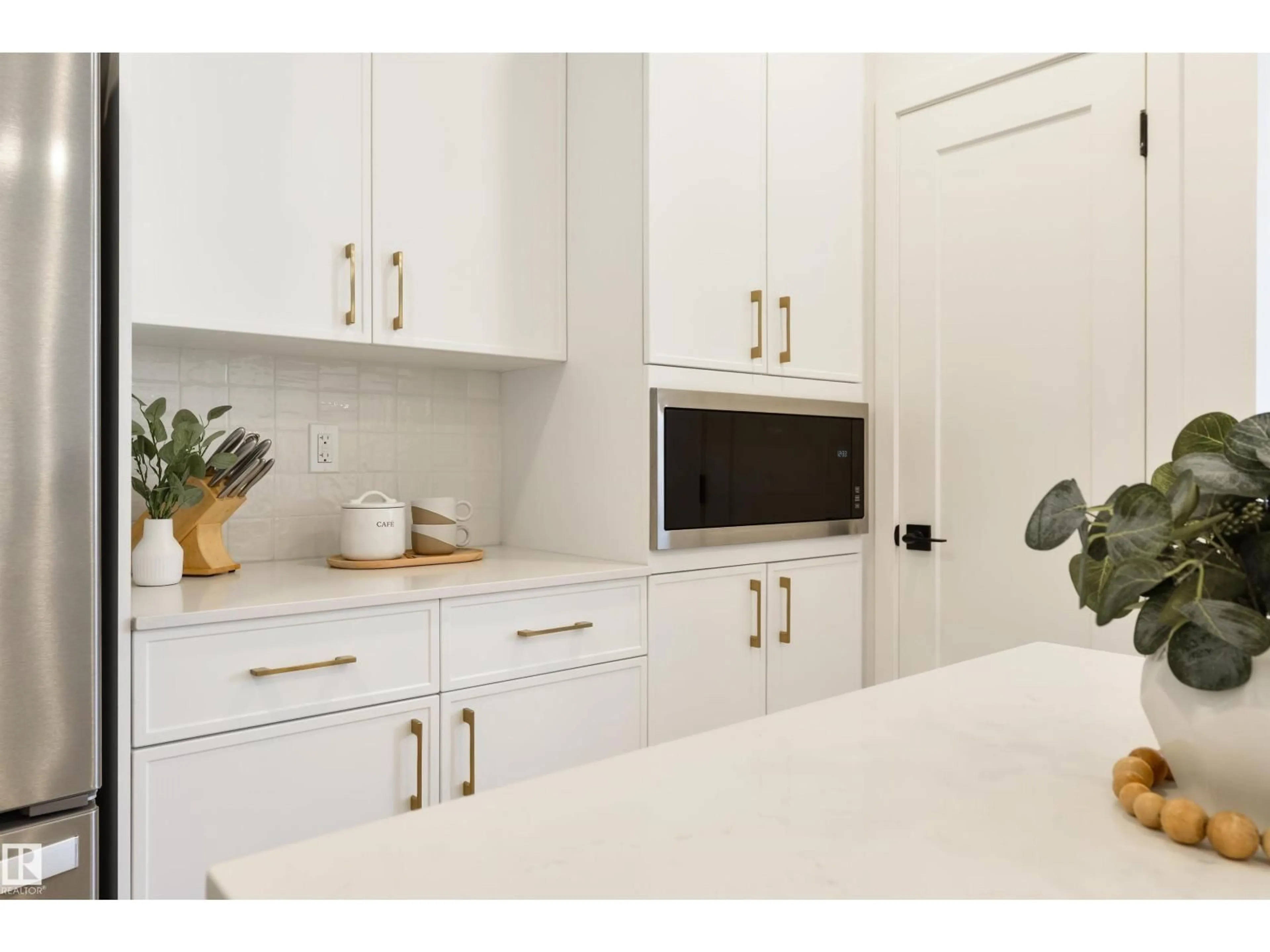 Contemporary kitchen, unknown for 323 RANKIN DR, St. Albert Alberta T8N8C7