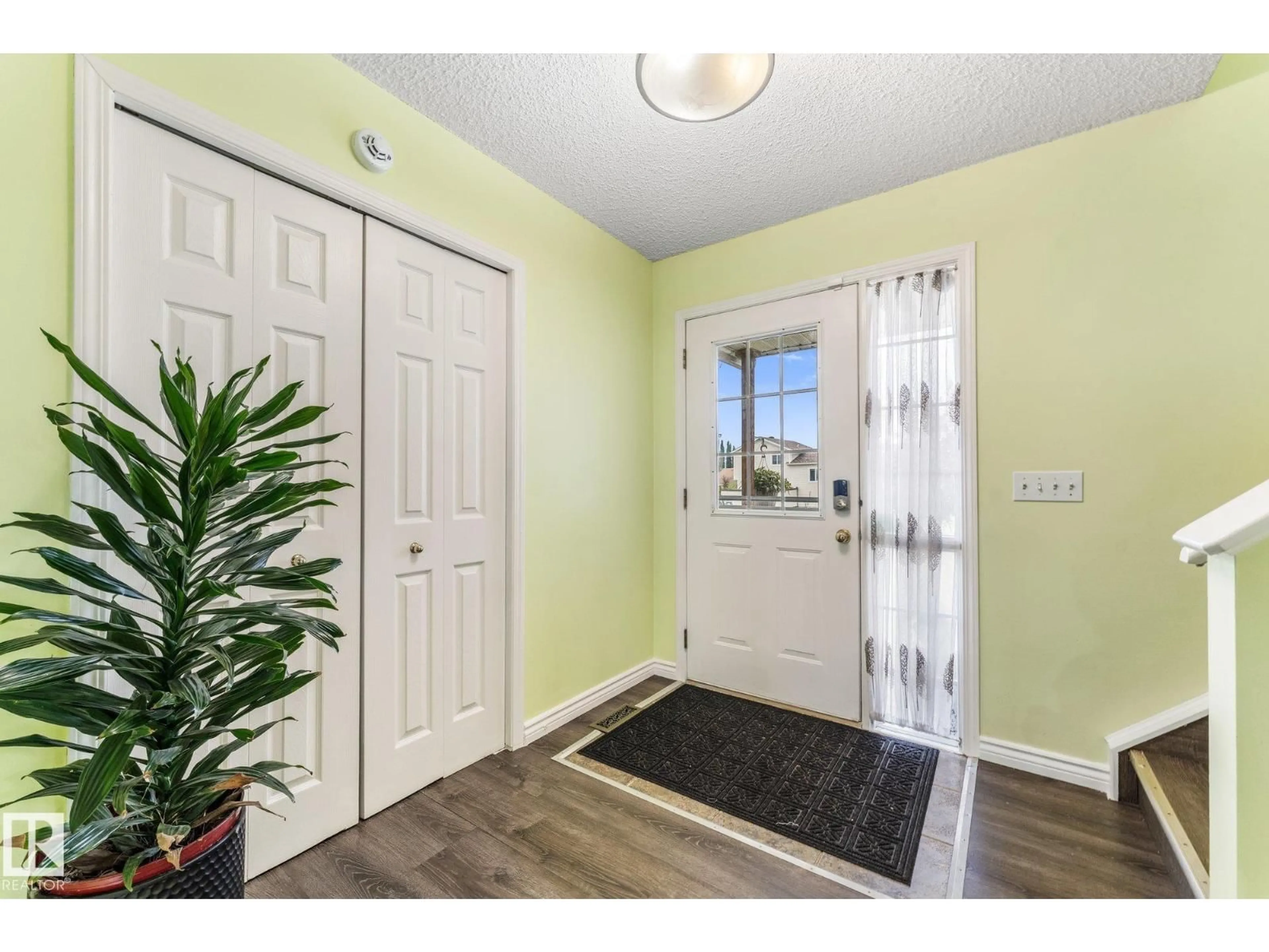 Indoor entryway for 13148 151 AV NW, Edmonton Alberta T6V1K8