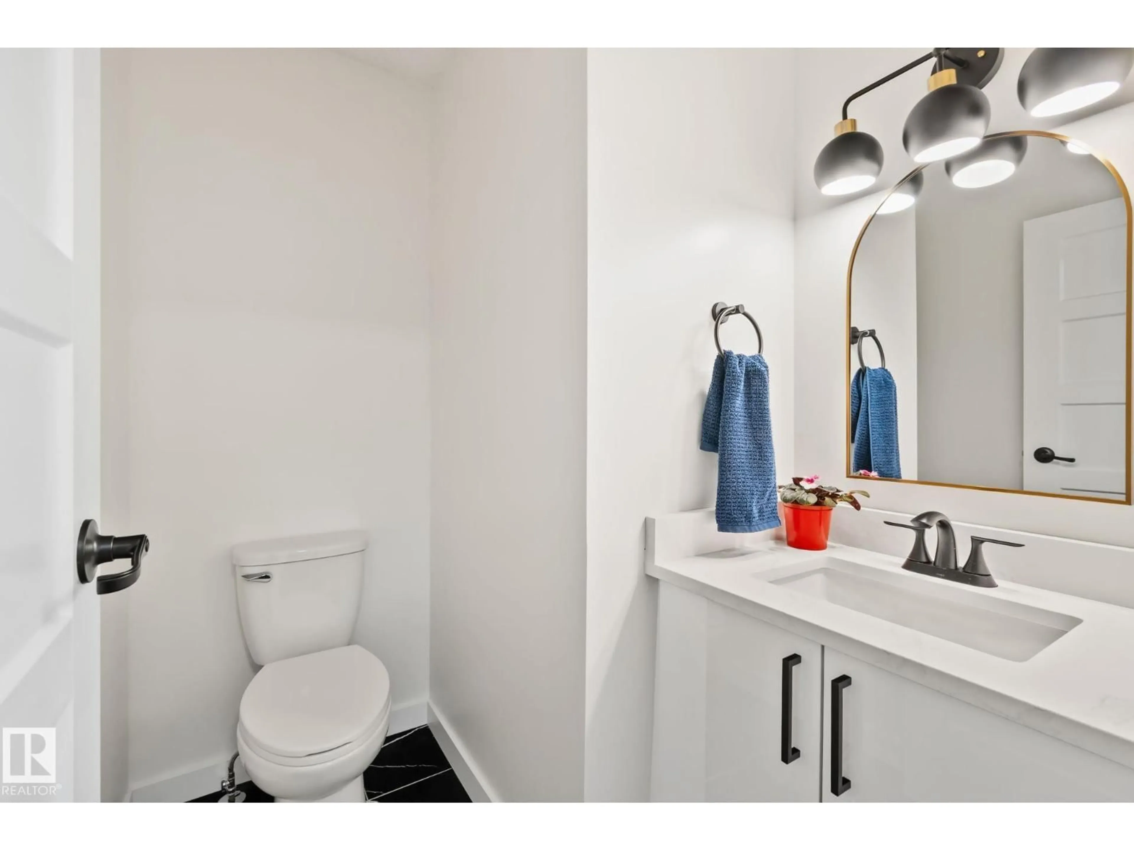 Standard bathroom, ceramic/tile floor for NW - 10619 35 AV, Edmonton Alberta T6J2V8