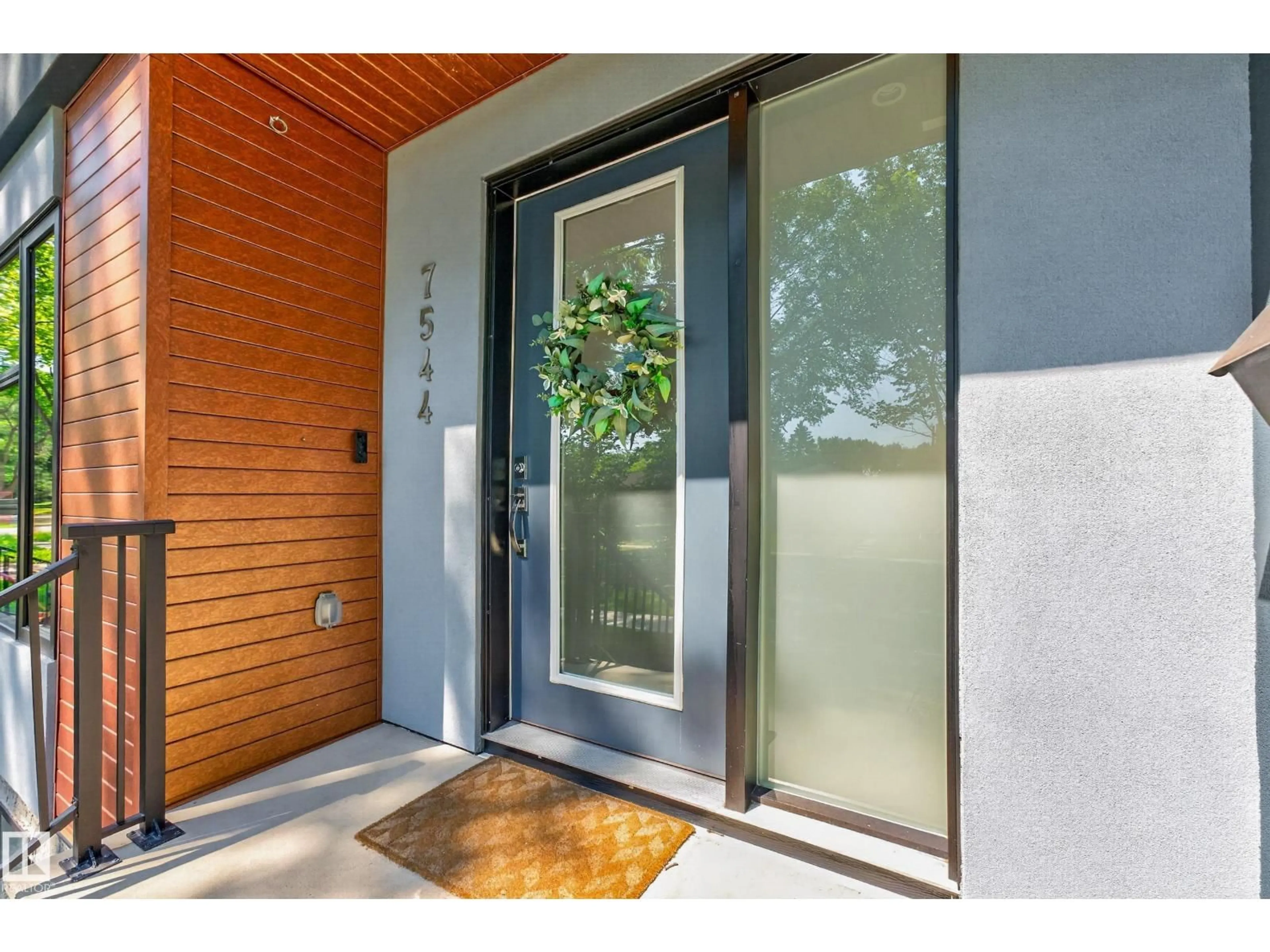 Indoor entryway for 7544 78 AV, Edmonton Alberta T6C0M7