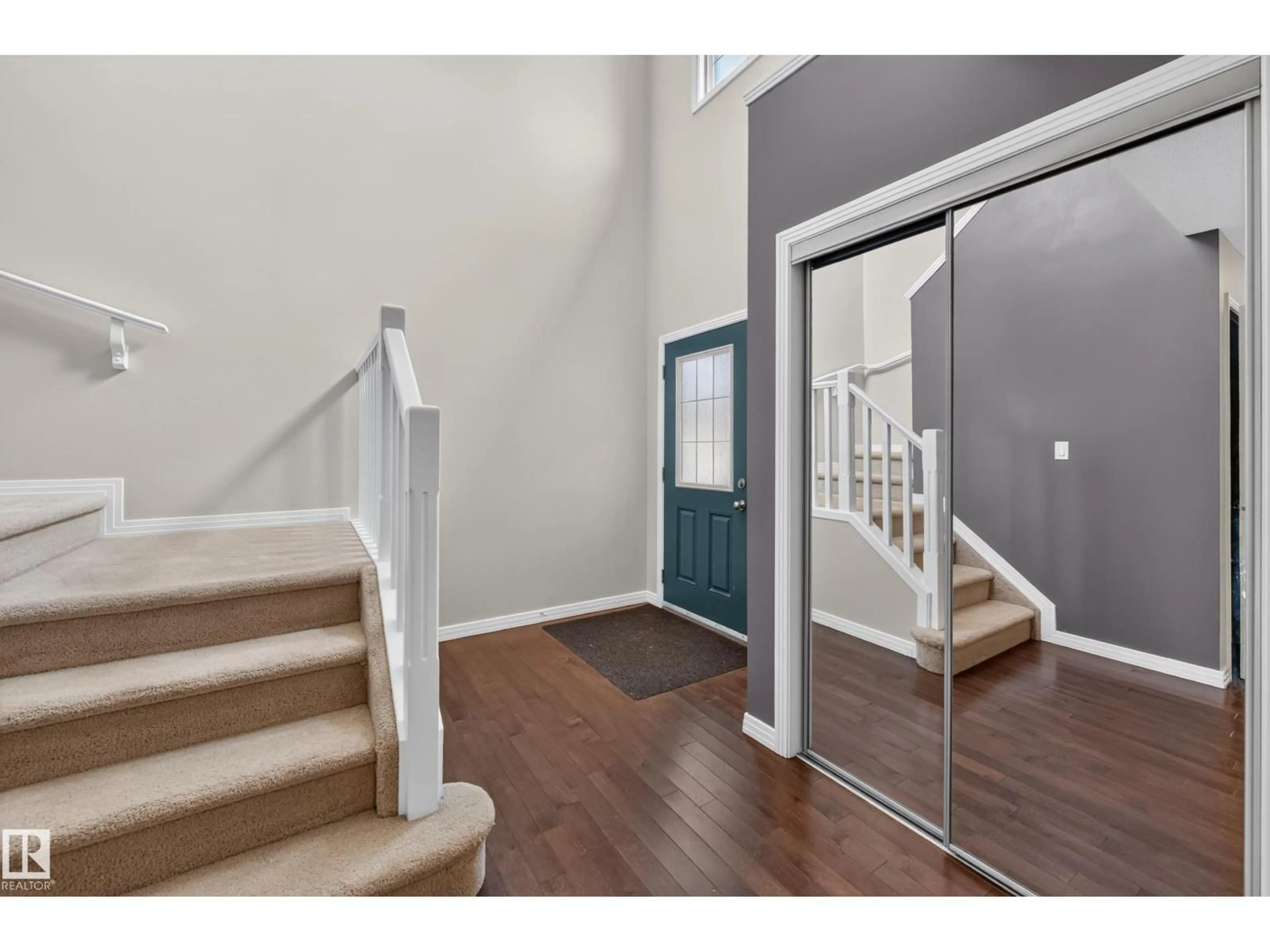 Indoor entryway for 3906 6 ST, Edmonton Alberta T6T0T5