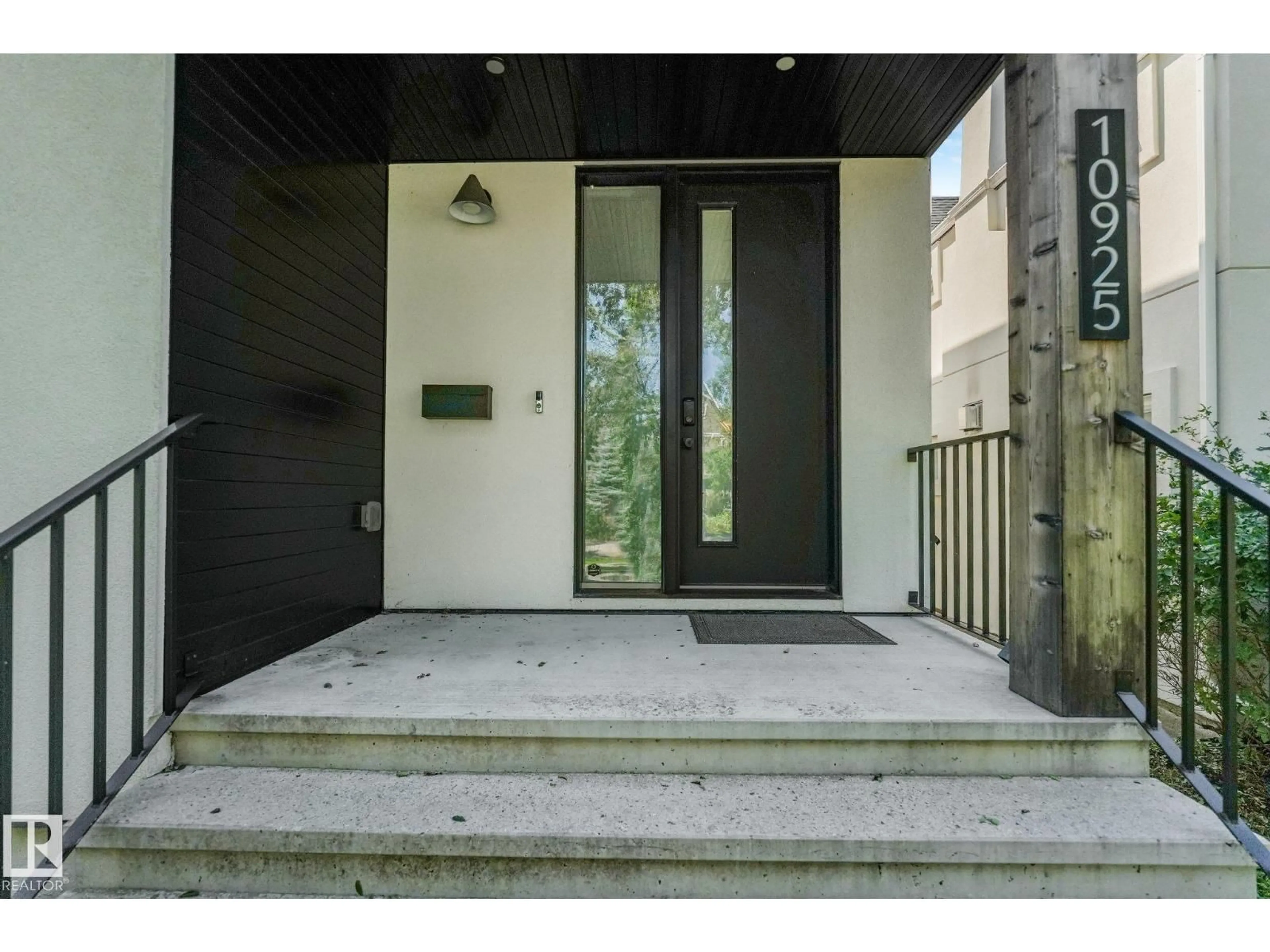 Indoor foyer for 10925 UNIVERSITY AV, Edmonton Alberta T6G1Y1