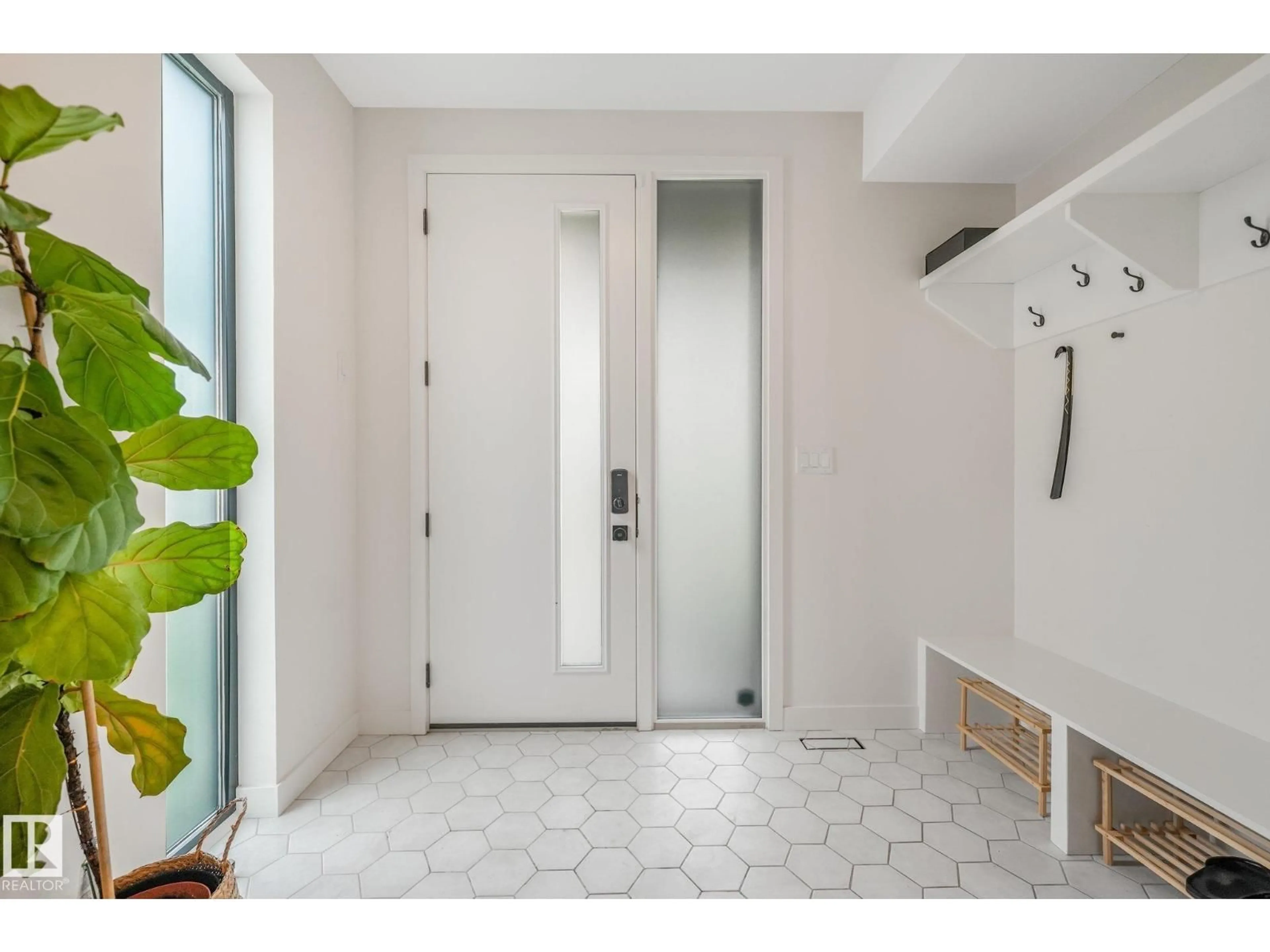 Indoor entryway for 10925 UNIVERSITY AV, Edmonton Alberta T6G1Y1