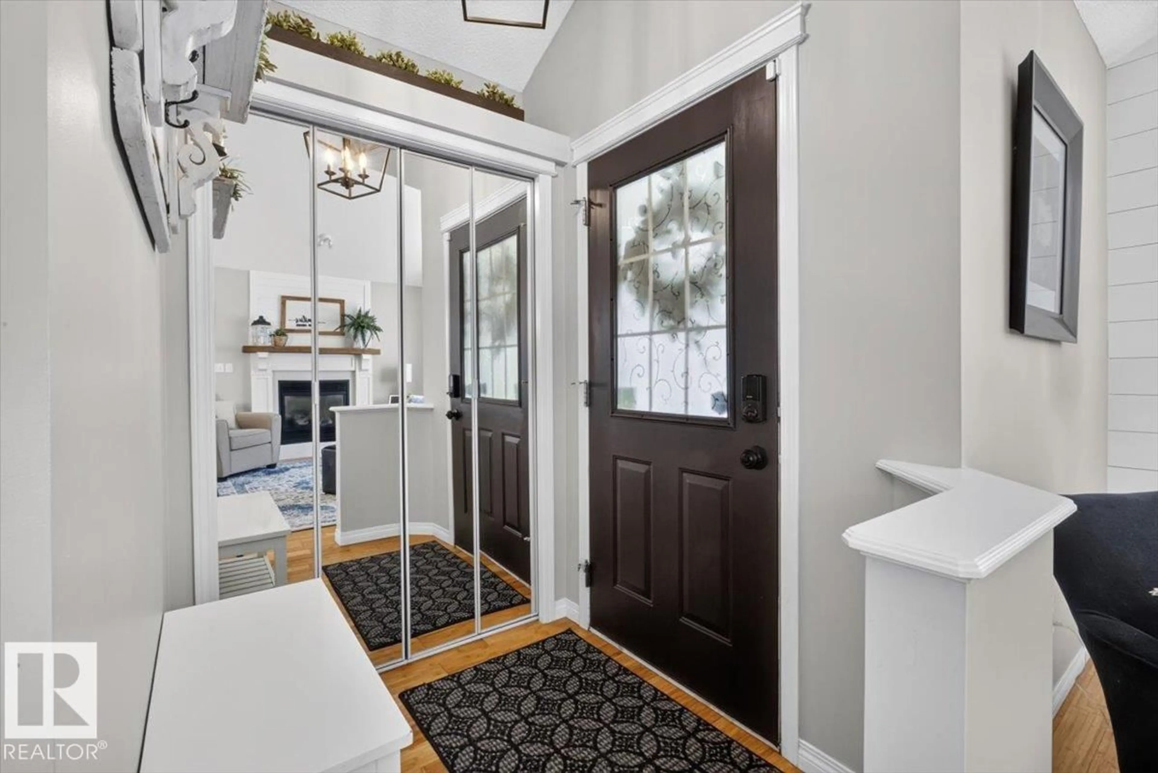 Indoor entryway for 1012 79 ST, Edmonton Alberta T6X1E7