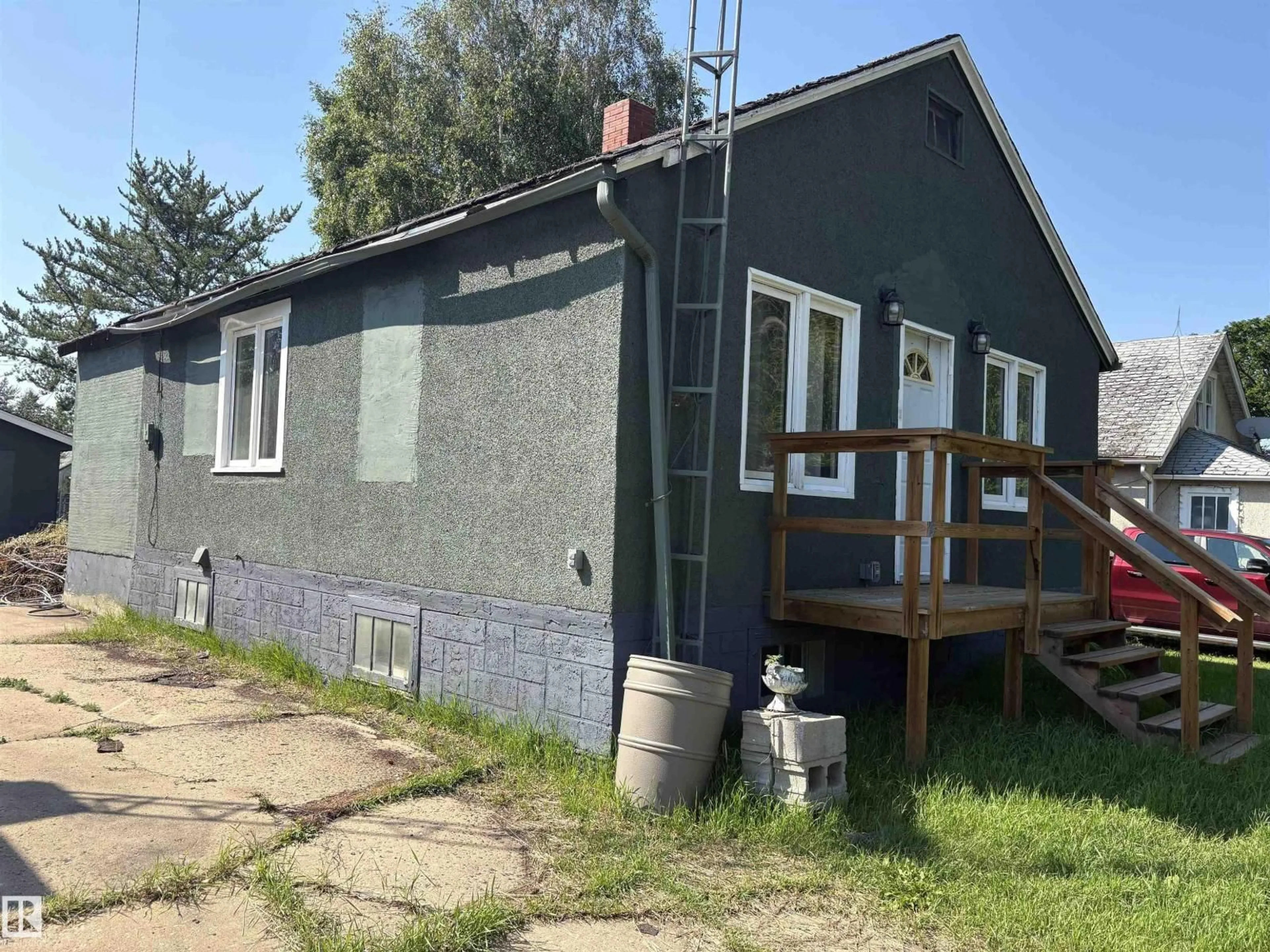 Home with vinyl exterior material, building for 4620 MARIA DR, Smoky Lake Town Alberta T0A3C0