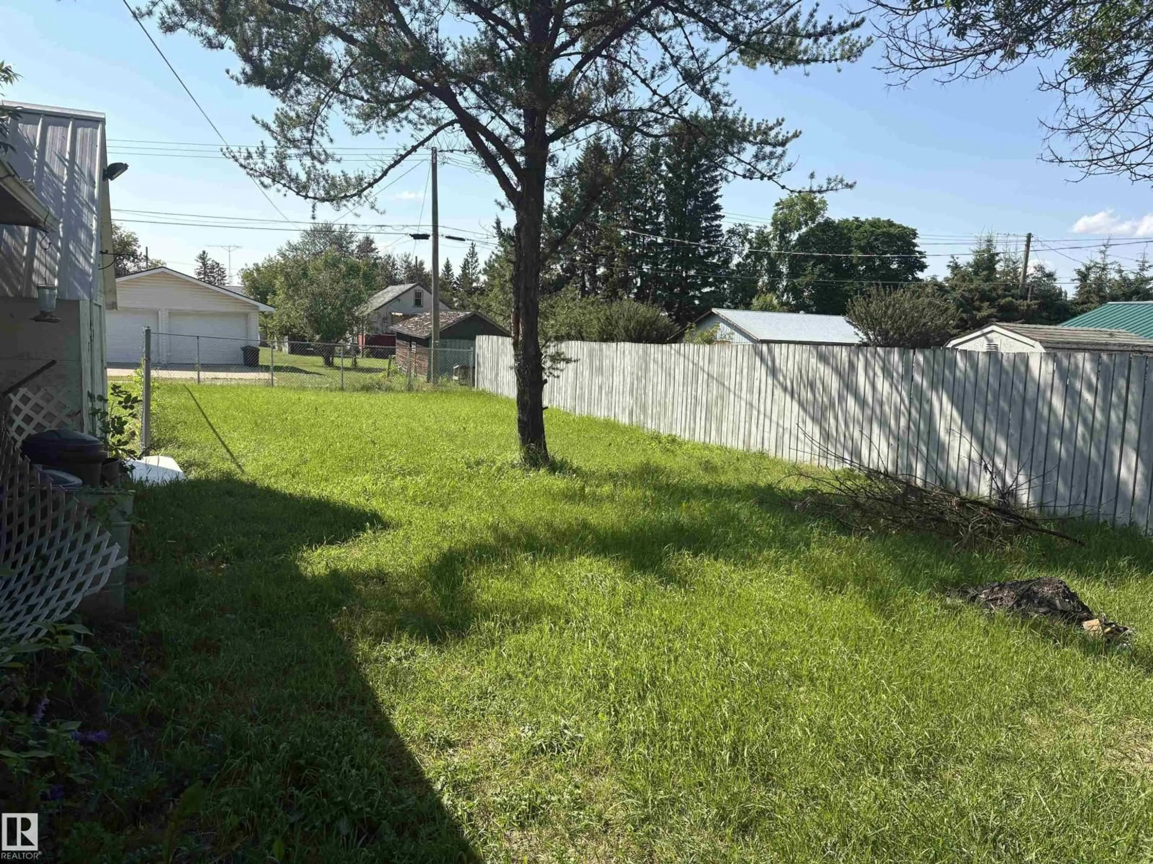 A pic from outside/outdoor area/front of a property/back of a property/a pic from drone, street for 4620 MARIA DR, Smoky Lake Town Alberta T0A3C0