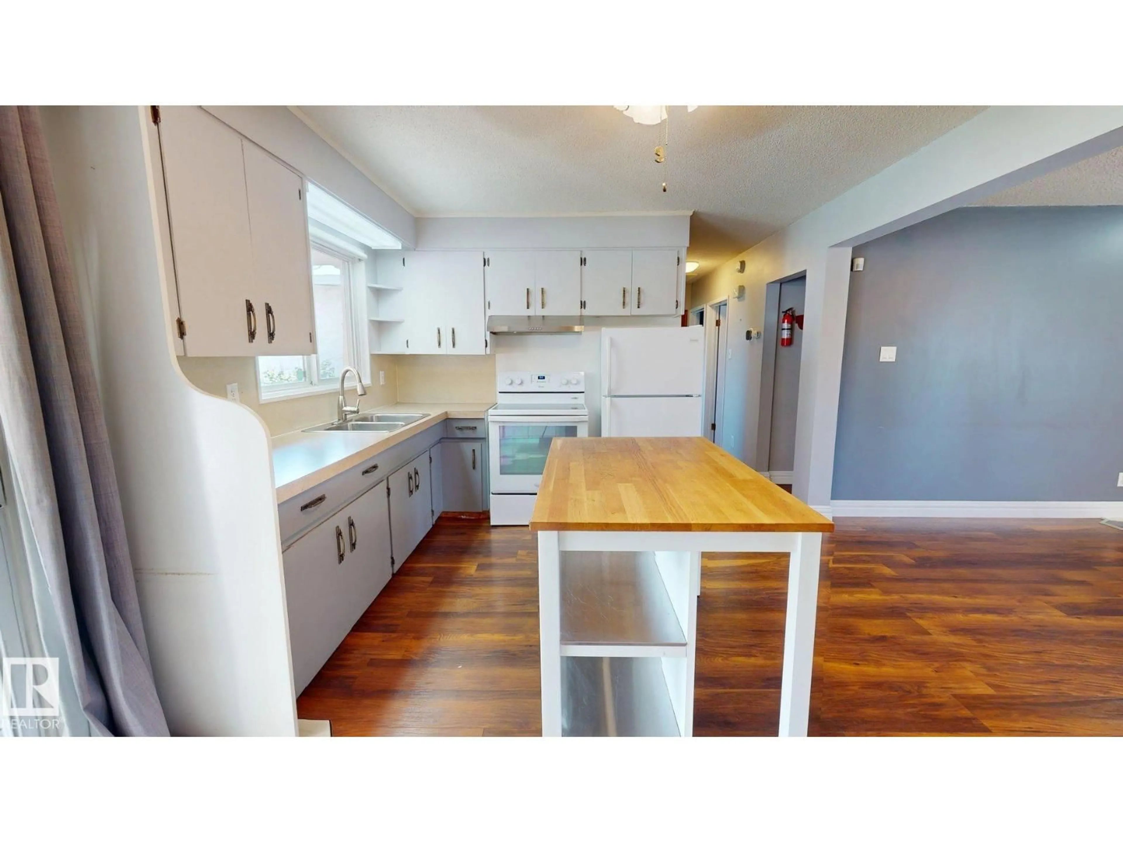 Open concept kitchen, wood/laminate floor for NW - 10661 152 ST, Edmonton Alberta T5P1Z1