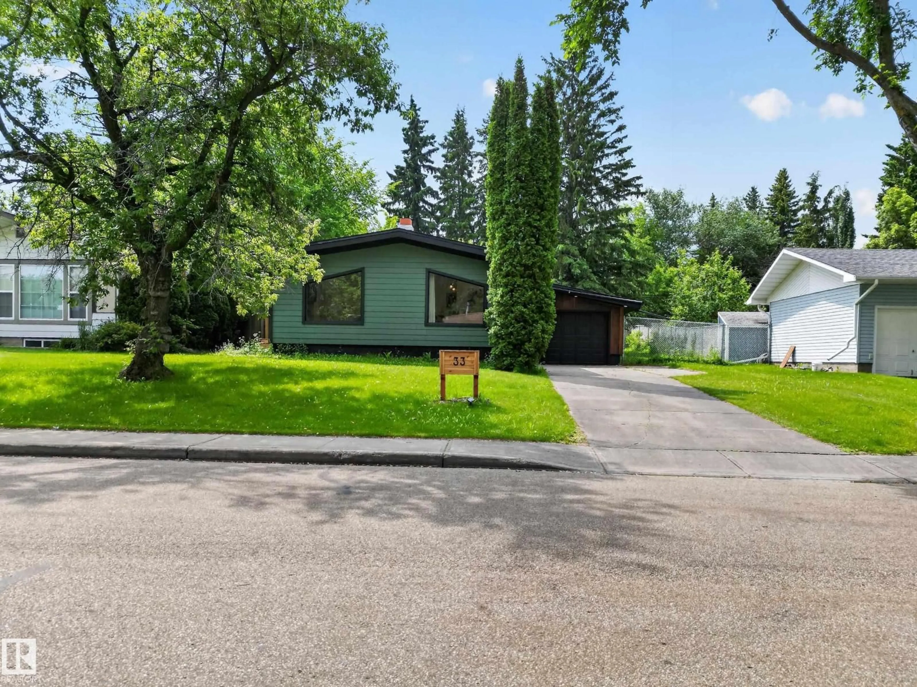 Home with vinyl exterior material, street for 33 HAZEL ST, Sherwood Park Alberta T8H1H7