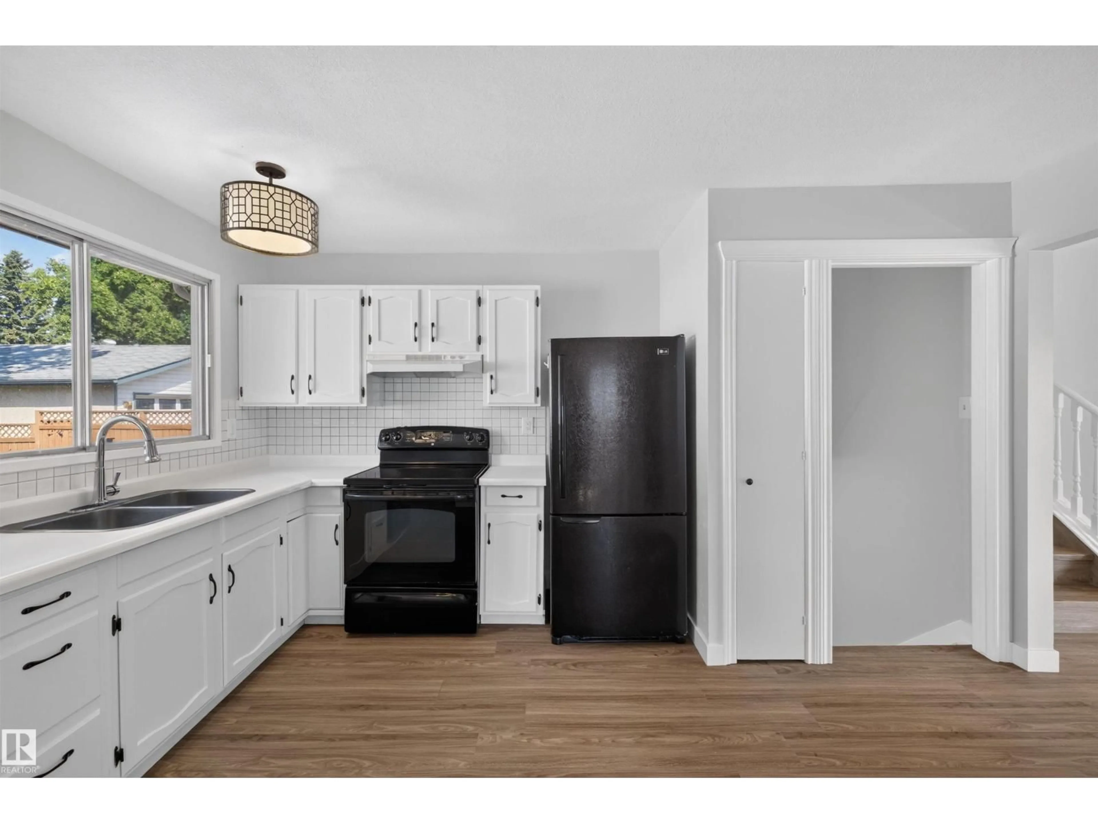 Standard kitchen, unknown for 59 GRANVILLE CR, Sherwood Park Alberta T8A3C1