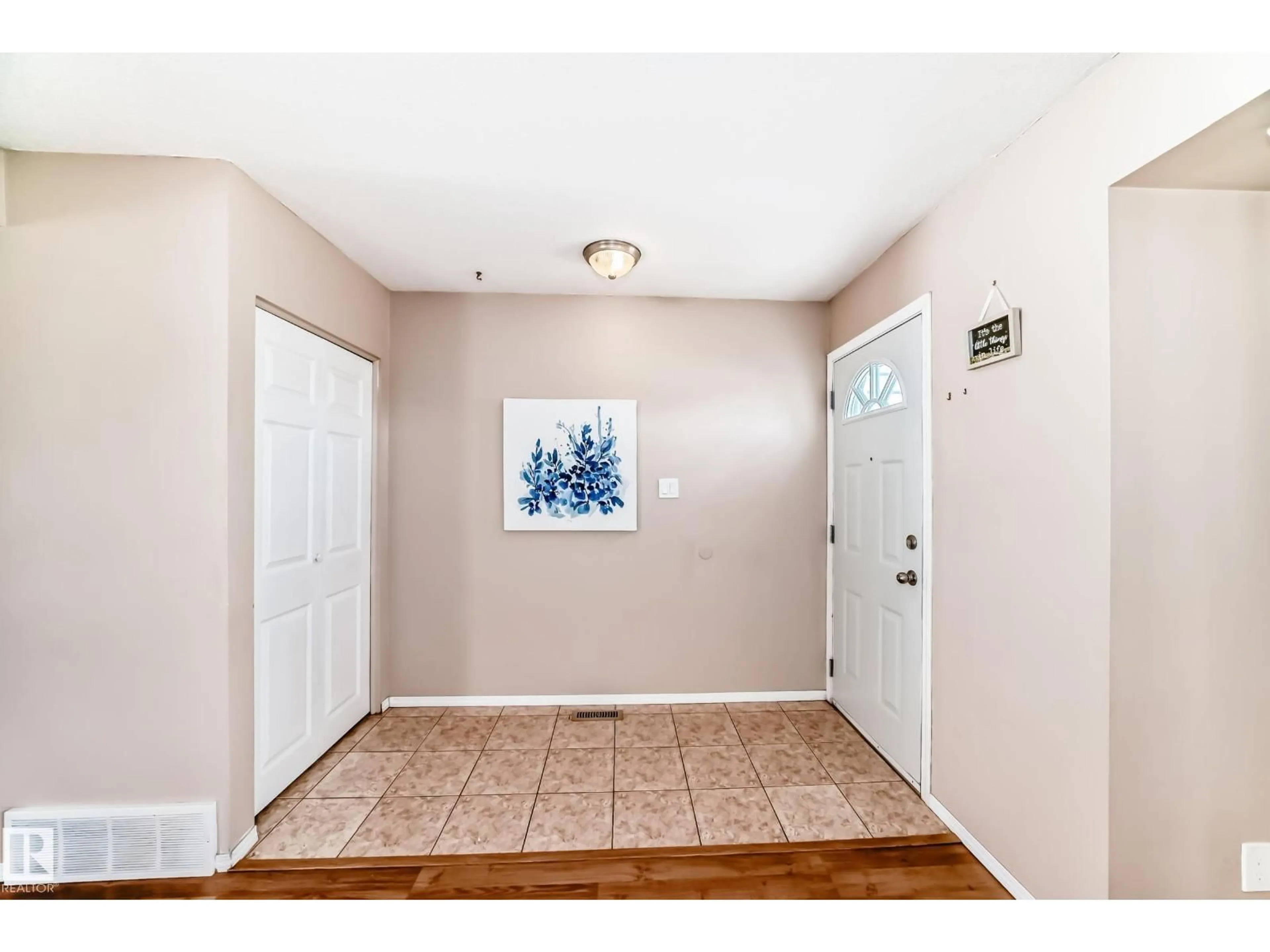 Indoor entryway for 100 DICKINSFIELD CT, Edmonton Alberta T5V5V8