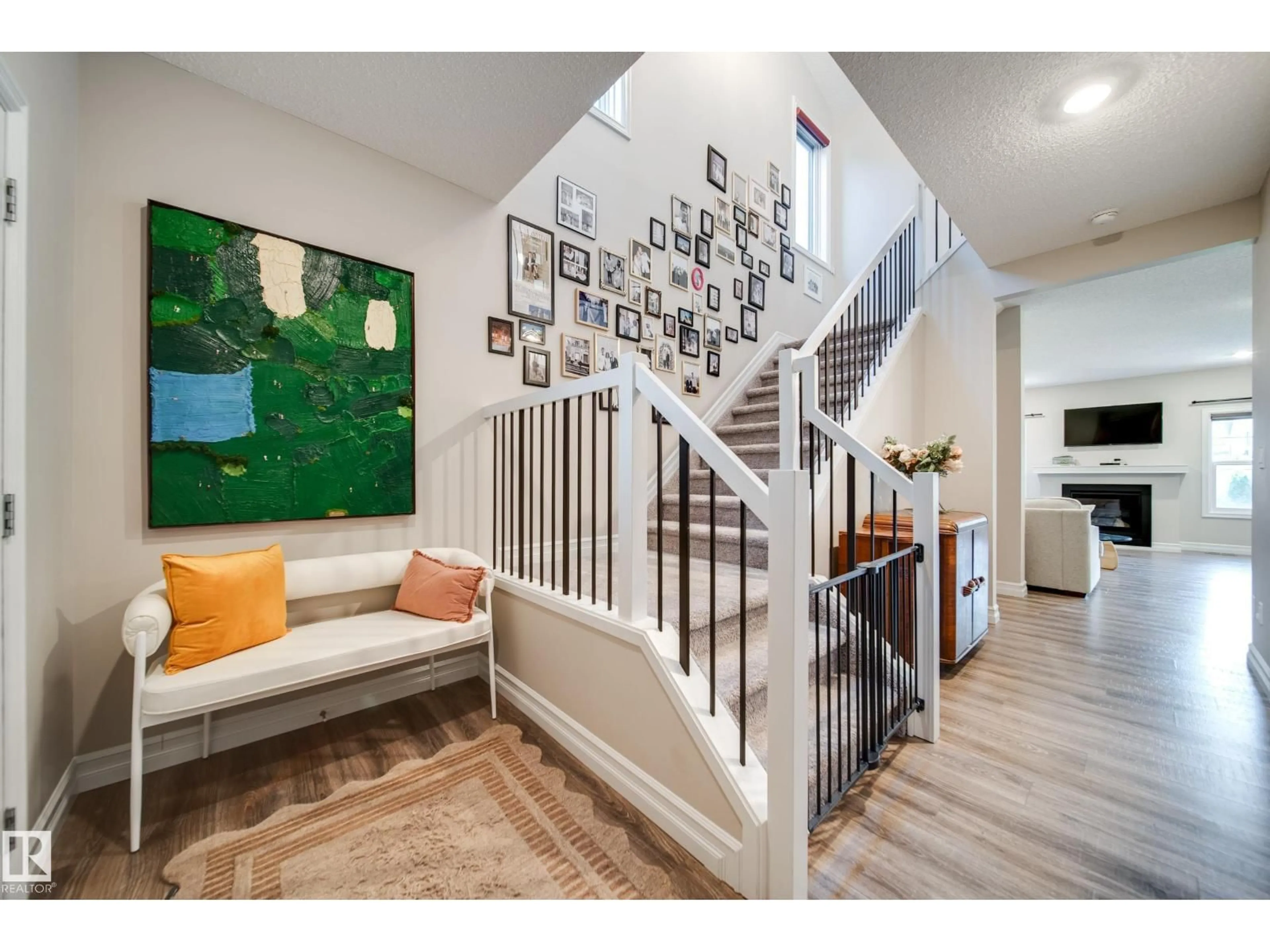 Indoor entryway for 3632 KESWICK BV, Edmonton Alberta T6W3S5
