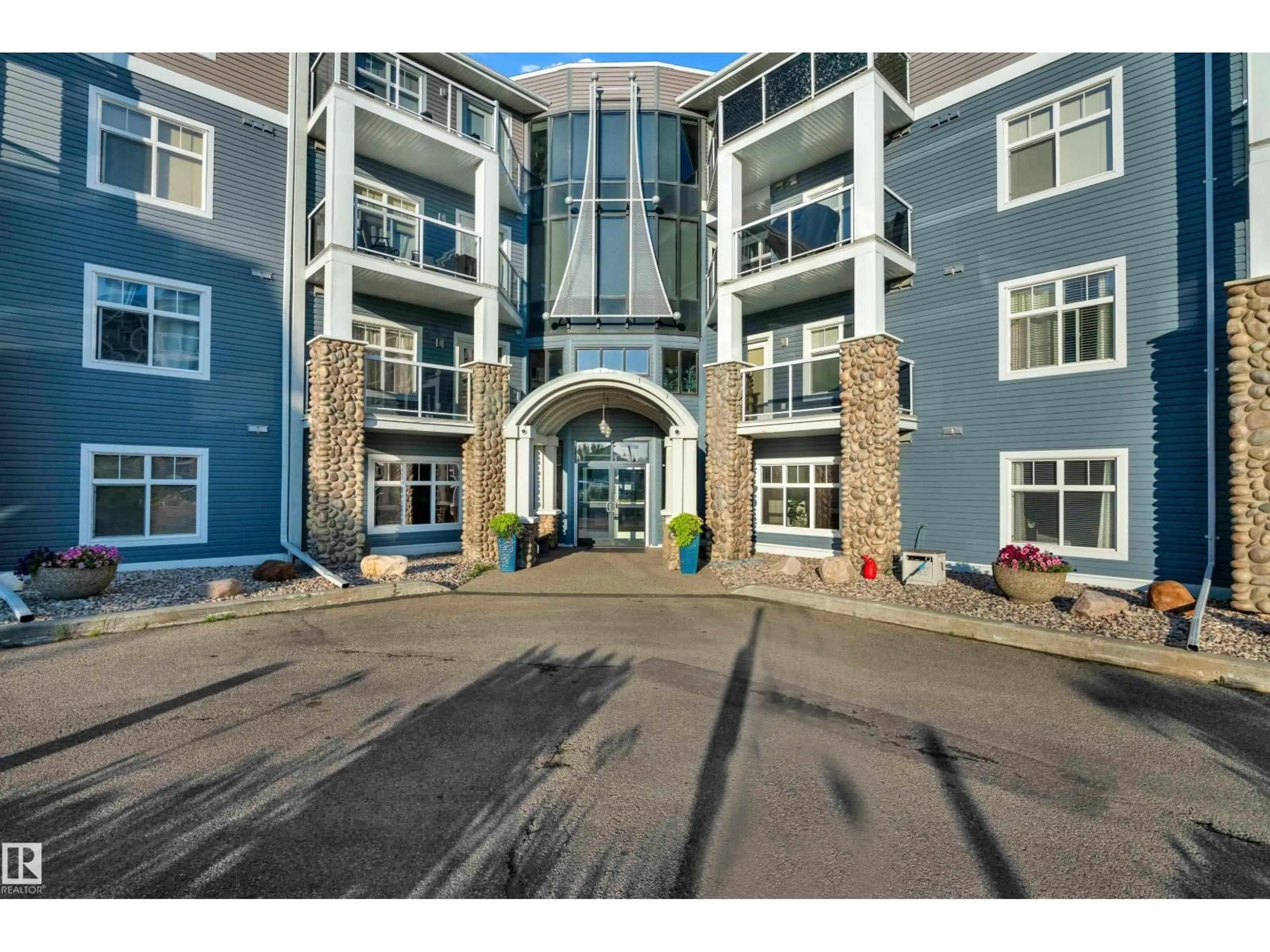 Indoor foyer for 136 16035 132 ST NW, Edmonton Alberta T6V0B4